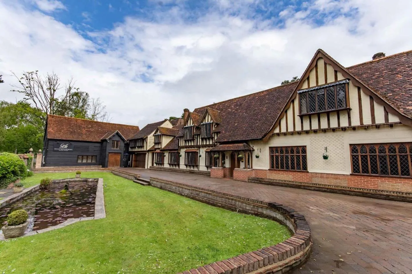 Property building in Great Hallingbury Manor & Lodges London Stansted