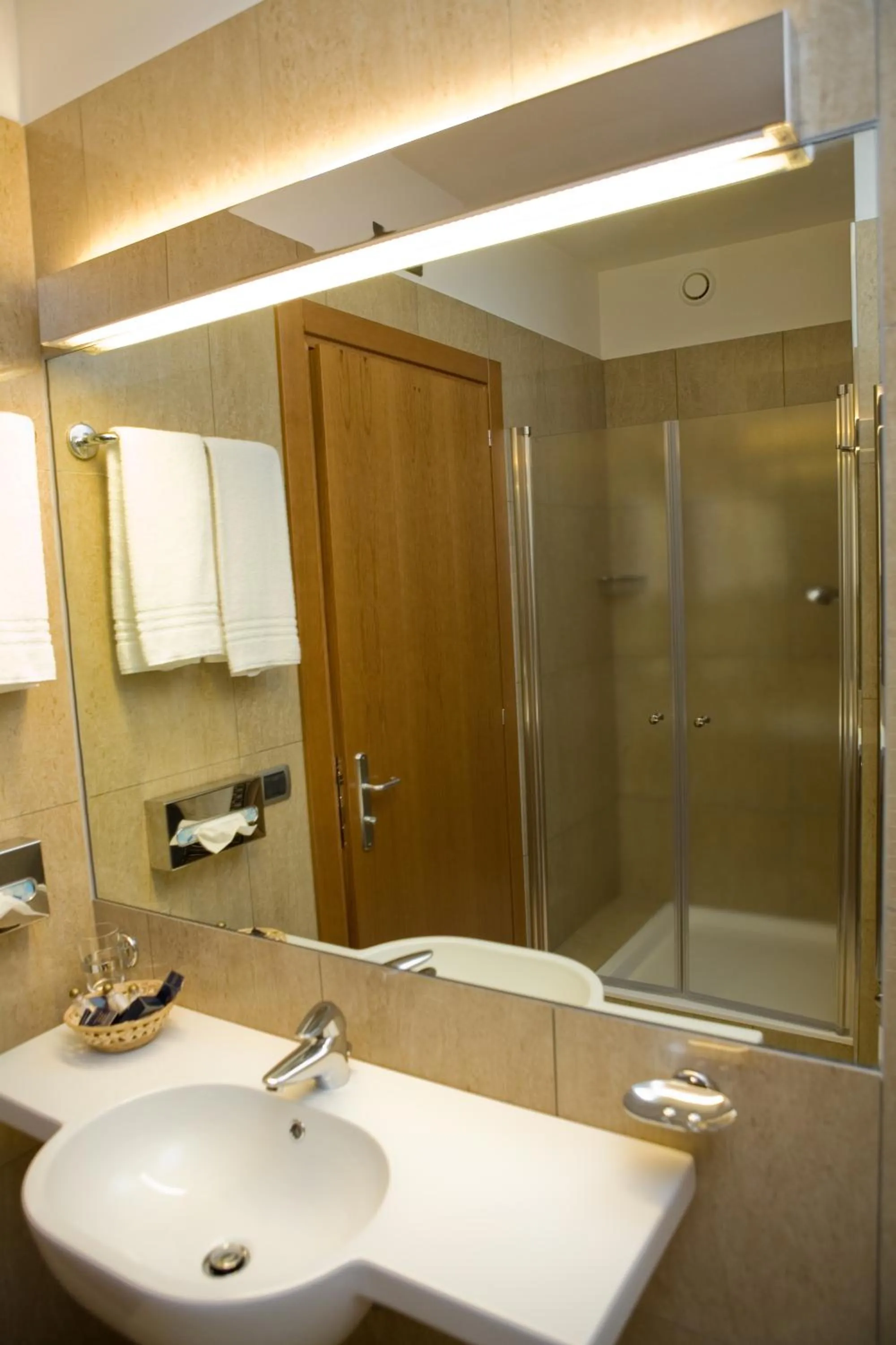 Shower in Hotel Airone - Ombrellone incluso al bagno Dolce Vita a Marina dal 1 giugno al 28 settembre