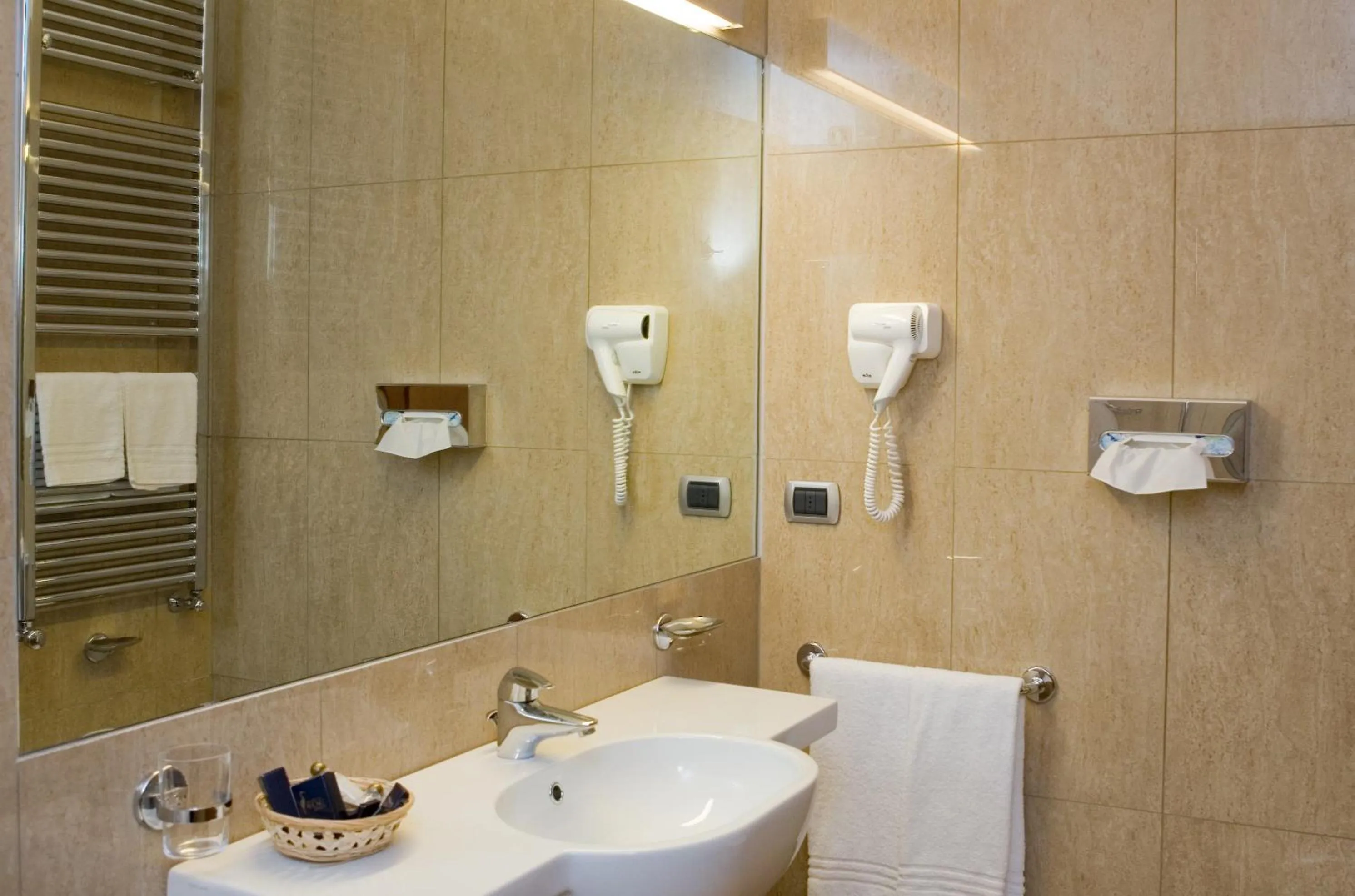 Bathroom in Hotel Airone - Ombrellone incluso al bagno Dolce Vita a Marina dal 1 giugno al 28 settembre