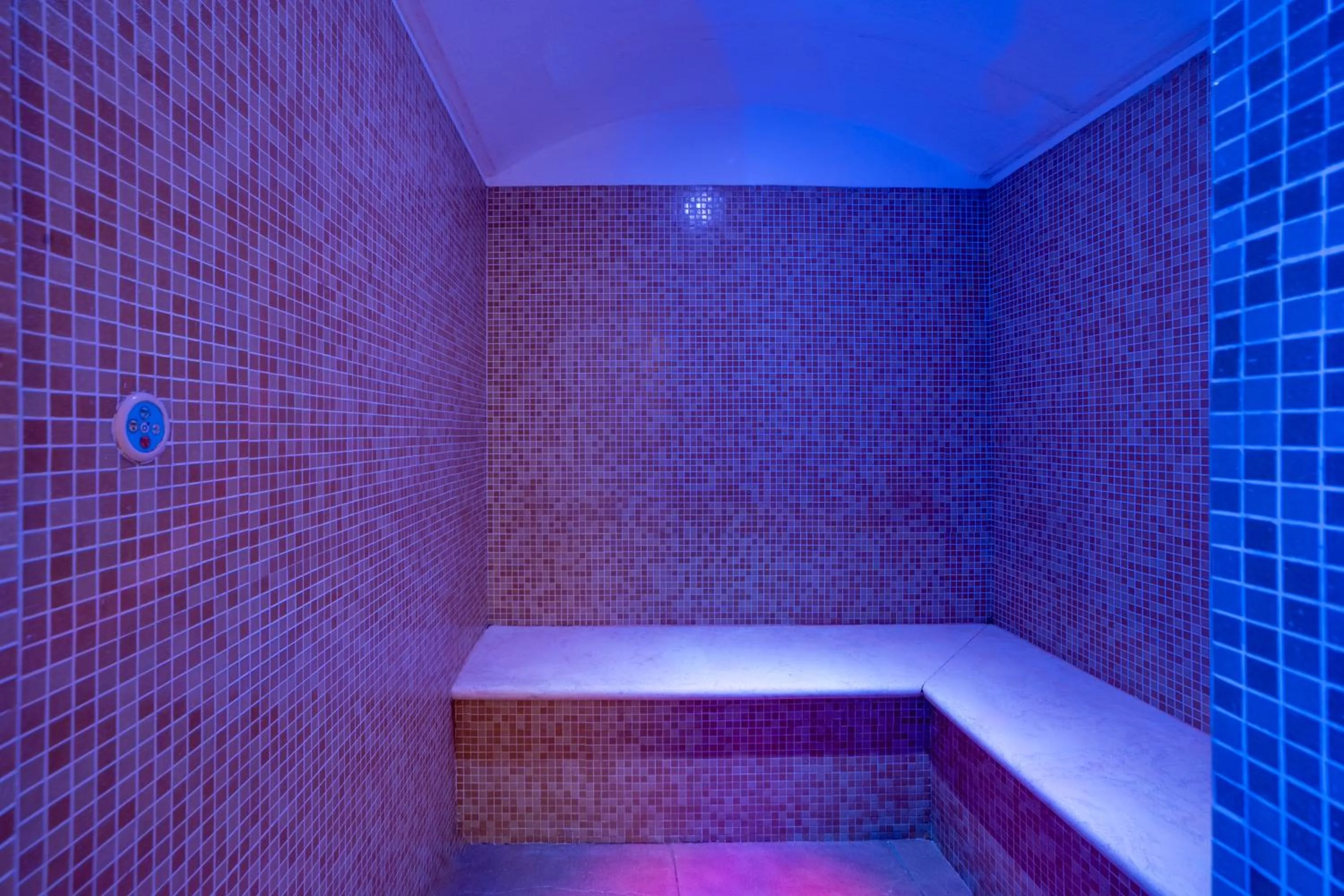 Sauna, Bed in Hotel Airone - Ombrellone incluso al bagno Dolce Vita a Marina dal 1 giugno al 28 settembre