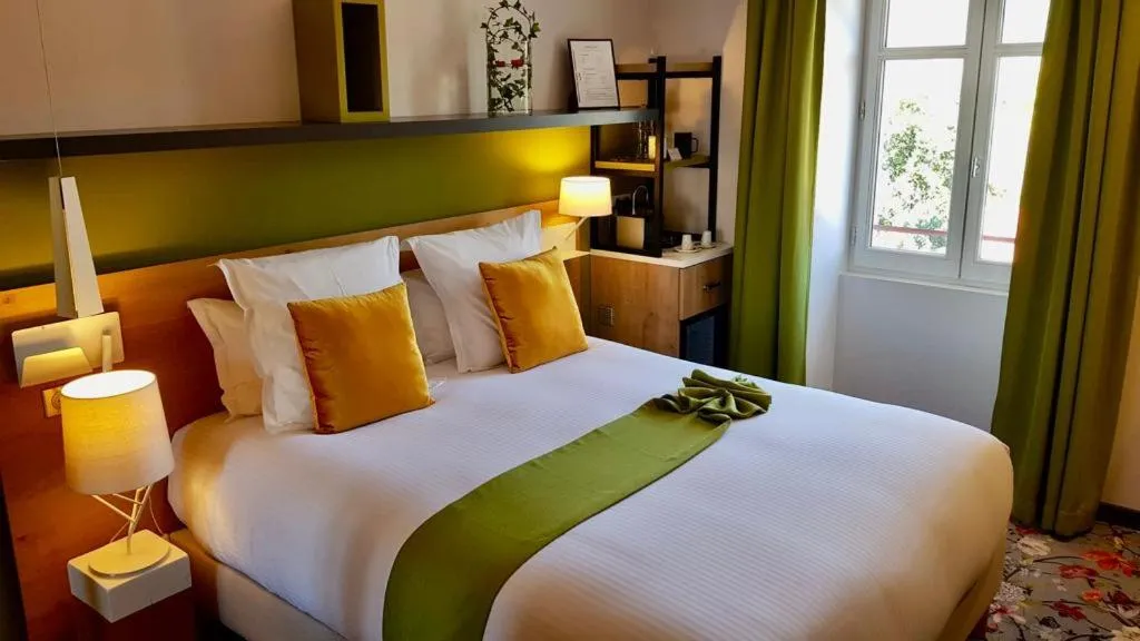 Bed in Hôtel Berria par La Maison de Pierre