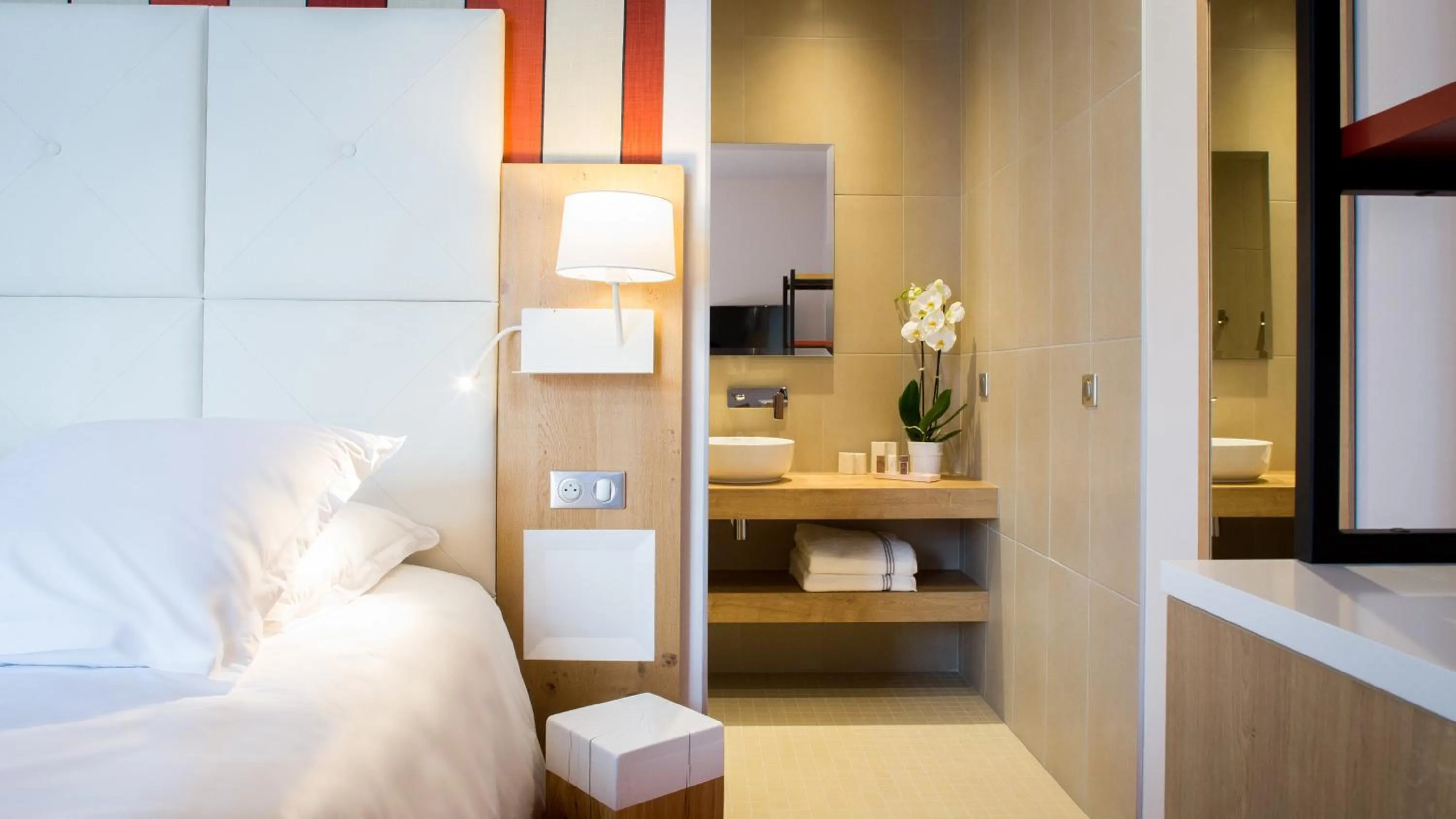 Shower, Bed in Hôtel Berria par La Maison de Pierre