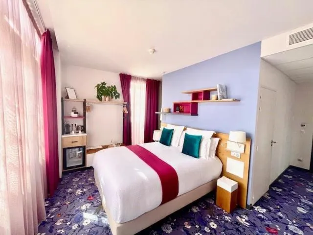 Shower, Bed in Hôtel Berria par La Maison de Pierre