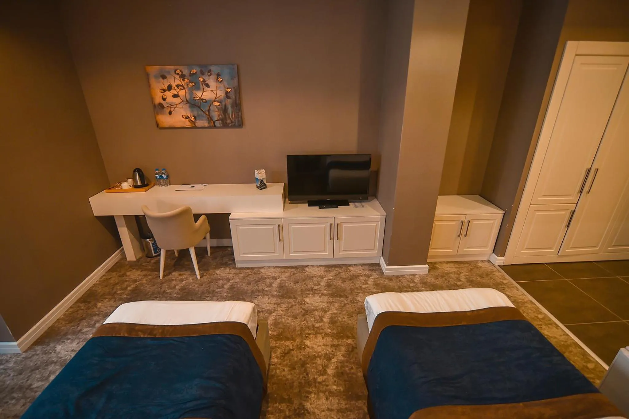 Bed in Royal Comfort Hotel