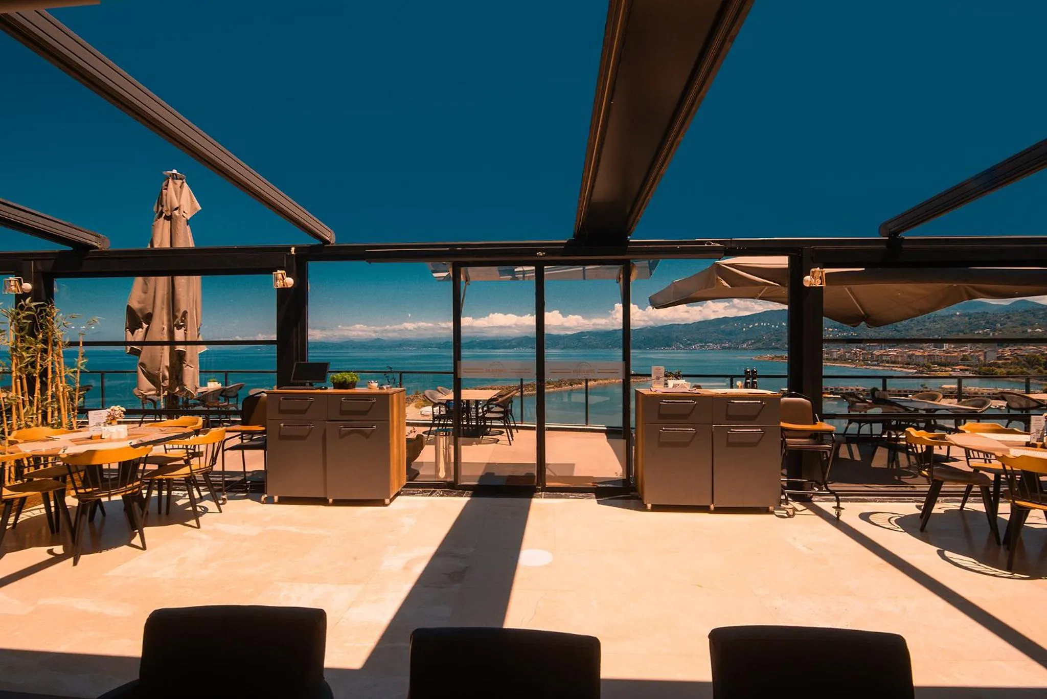 Restaurant/places to eat in Royal Comfort Hotel