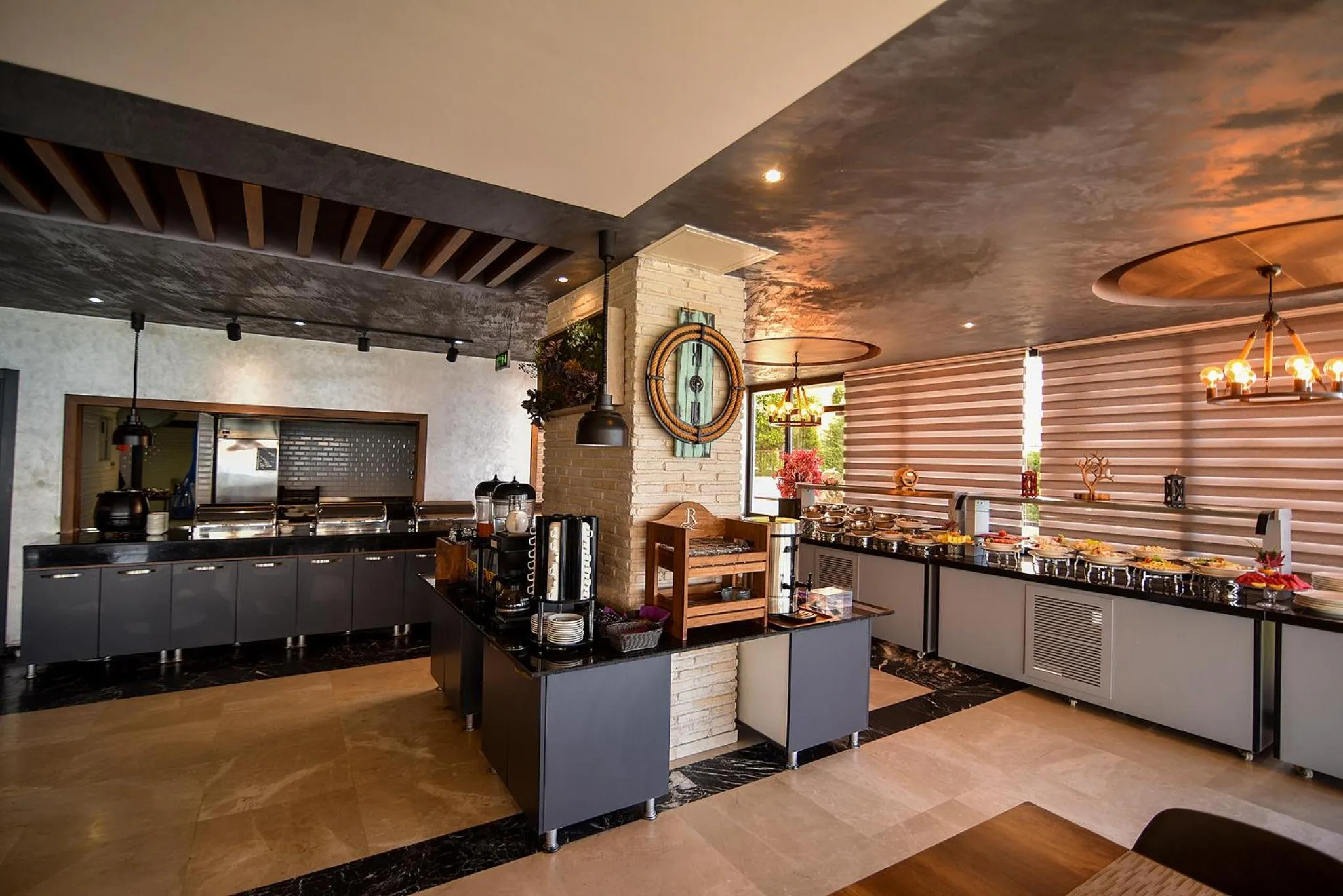 Restaurant/places to eat in Royal Comfort Hotel