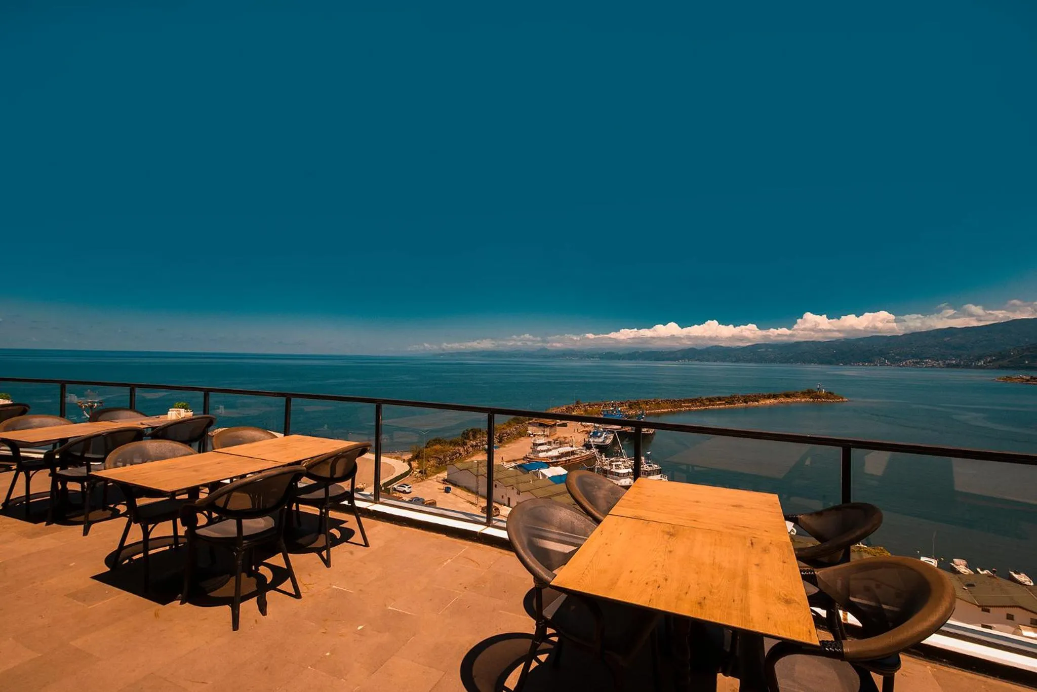 Restaurant/places to eat in Royal Comfort Hotel