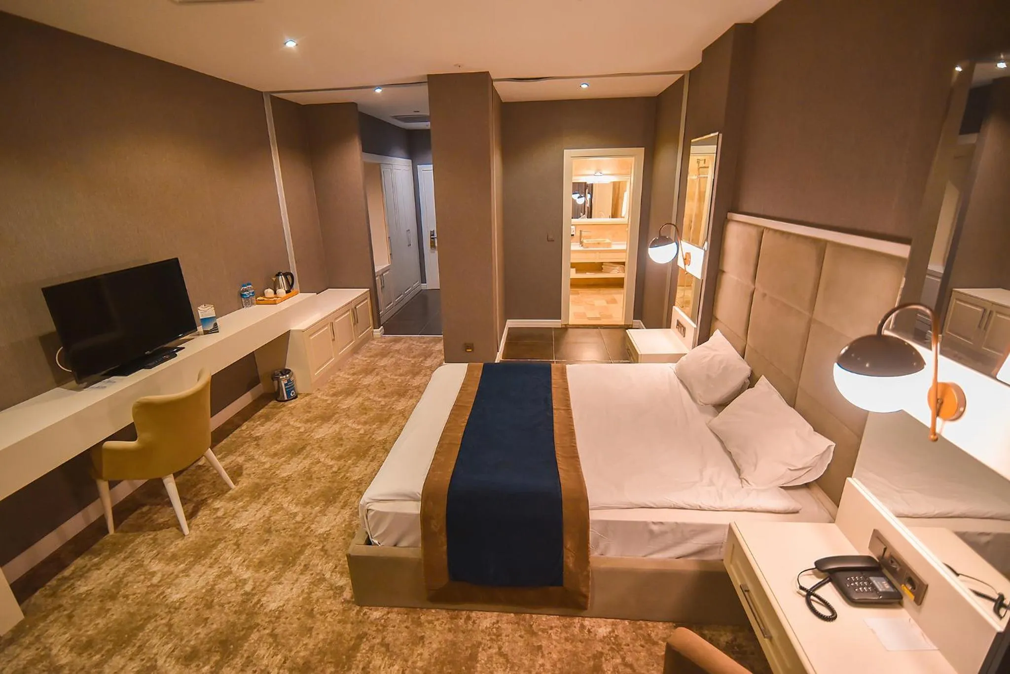 Bedroom, Bed in Royal Comfort Hotel