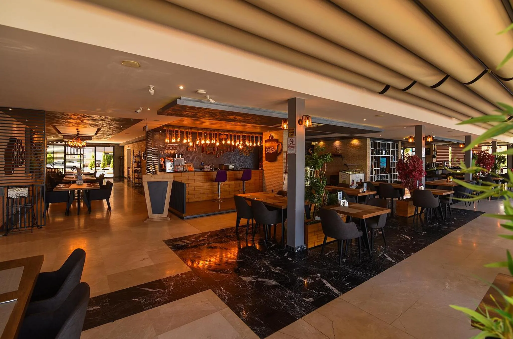 Restaurant/places to eat in Royal Comfort Hotel