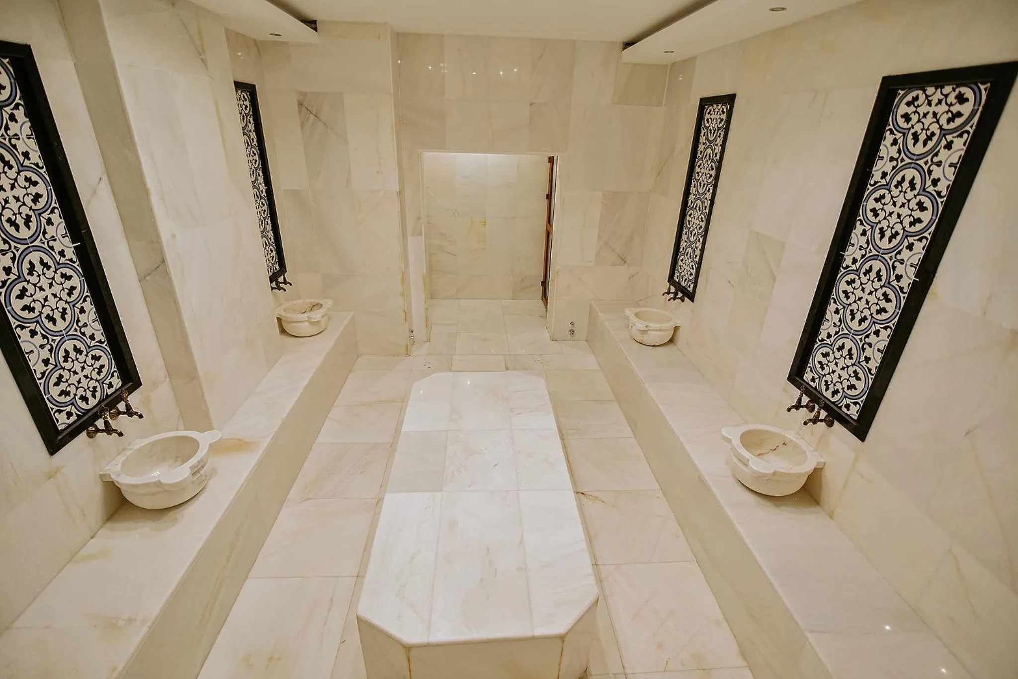 Public Bath in Royal Comfort Hotel