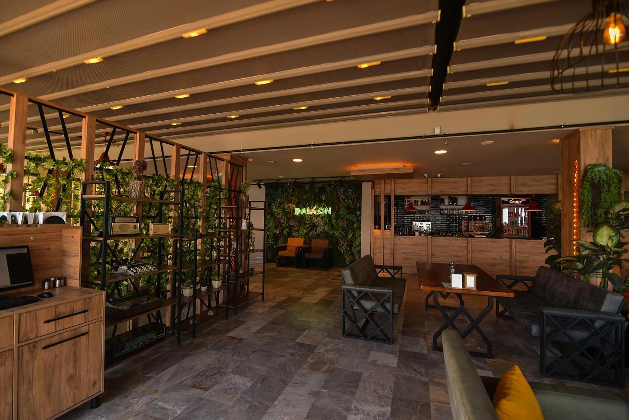 Restaurant/places to eat in Royal Comfort Hotel