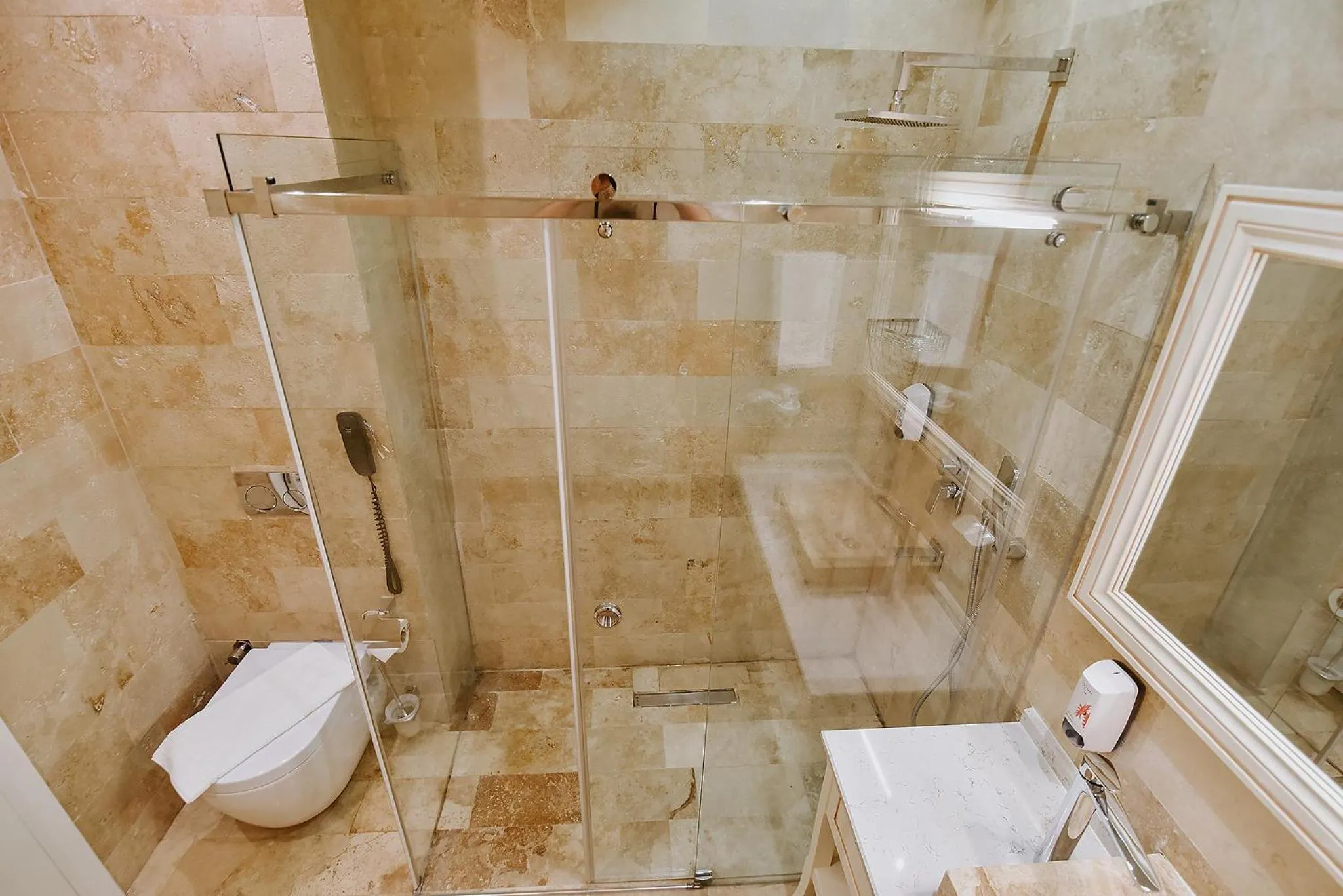 Shower in Royal Comfort Hotel