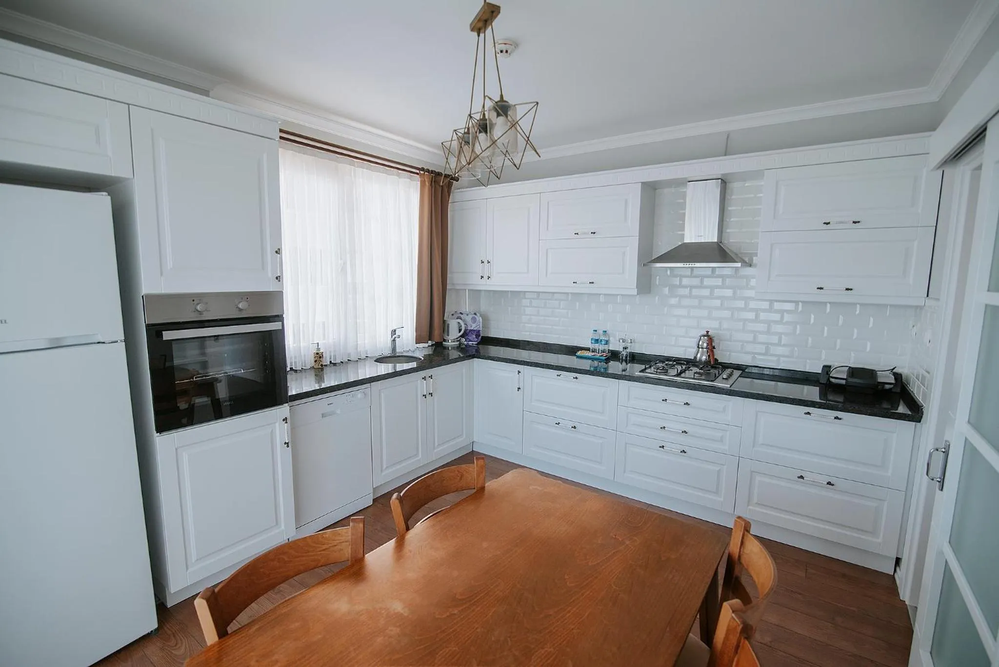 Kitchen or kitchenette in Royal Comfort Hotel