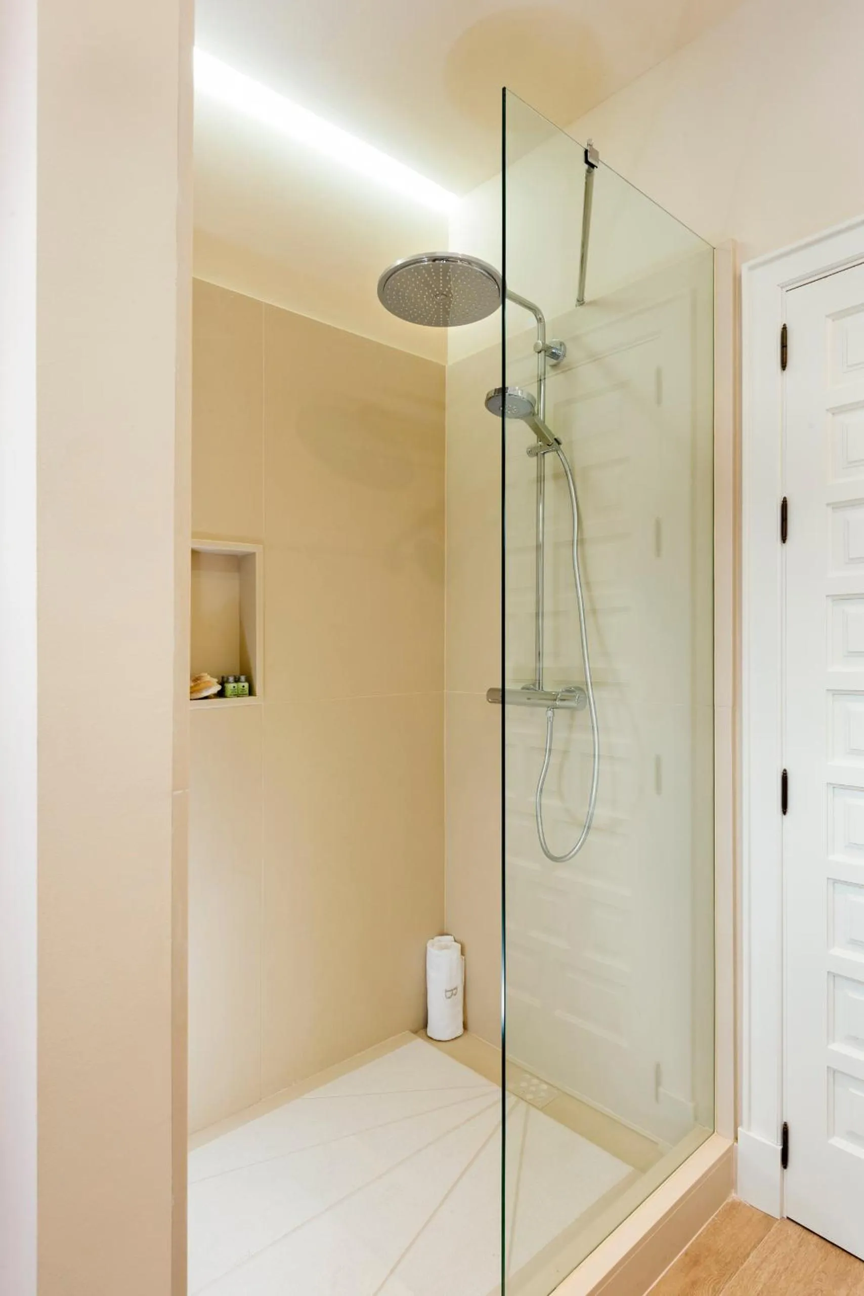 Shower, Bed in Palacio Bucarelli