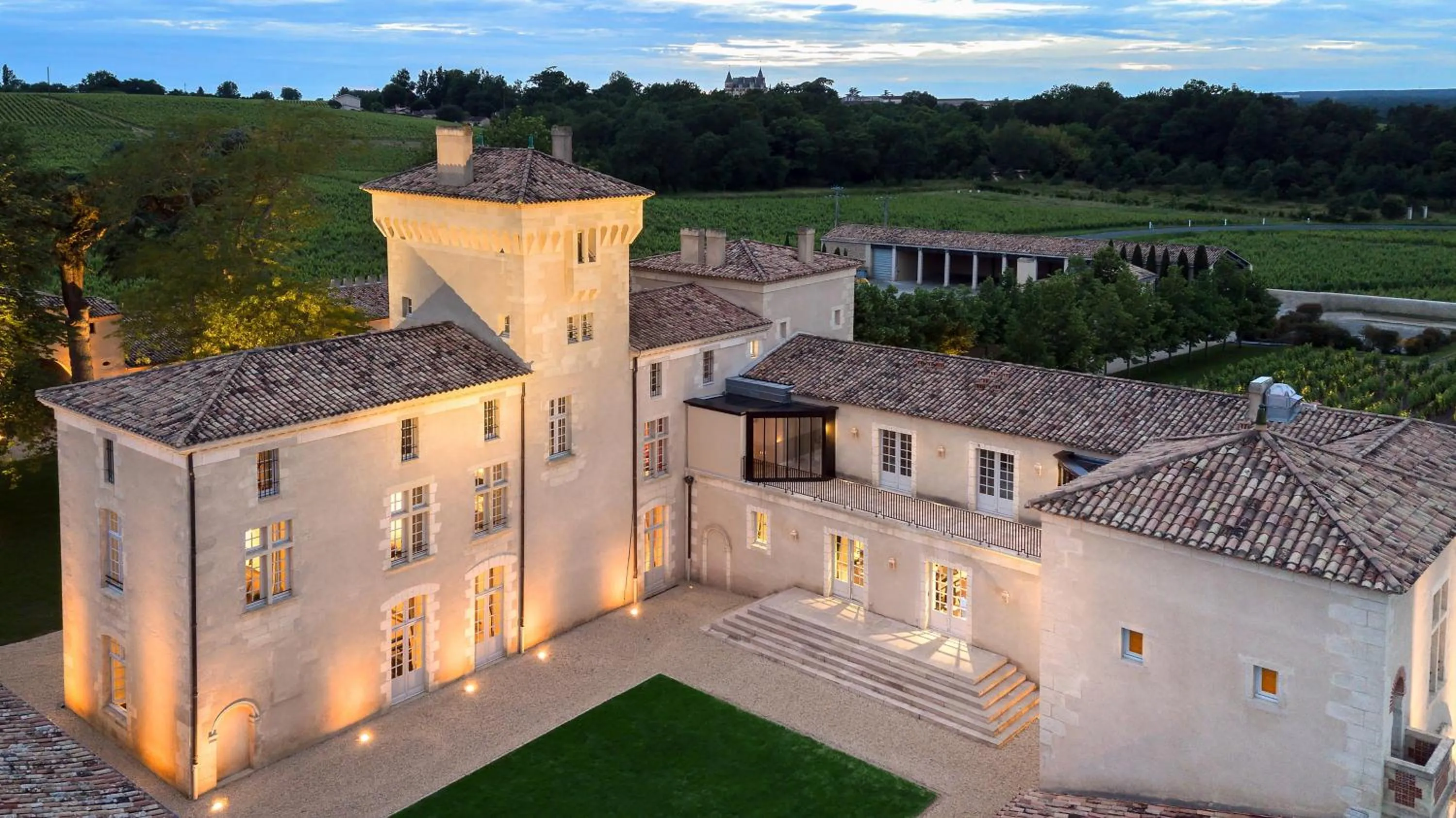 Facade/entrance in Château Lafaurie-Peyraguey Hôtel & Restaurant LALIQUE