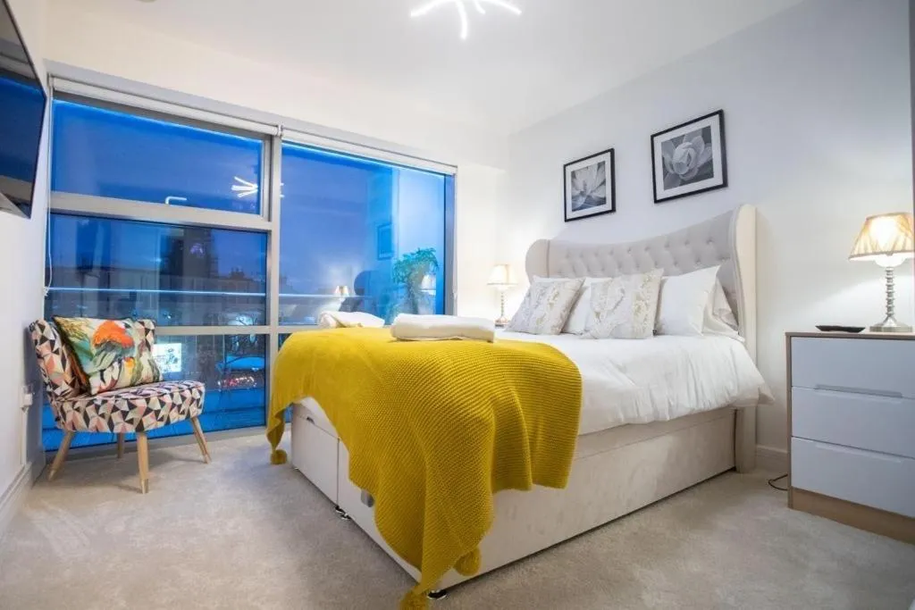 Bedroom, Bed in Live in Leeds Millenium Square Apartment