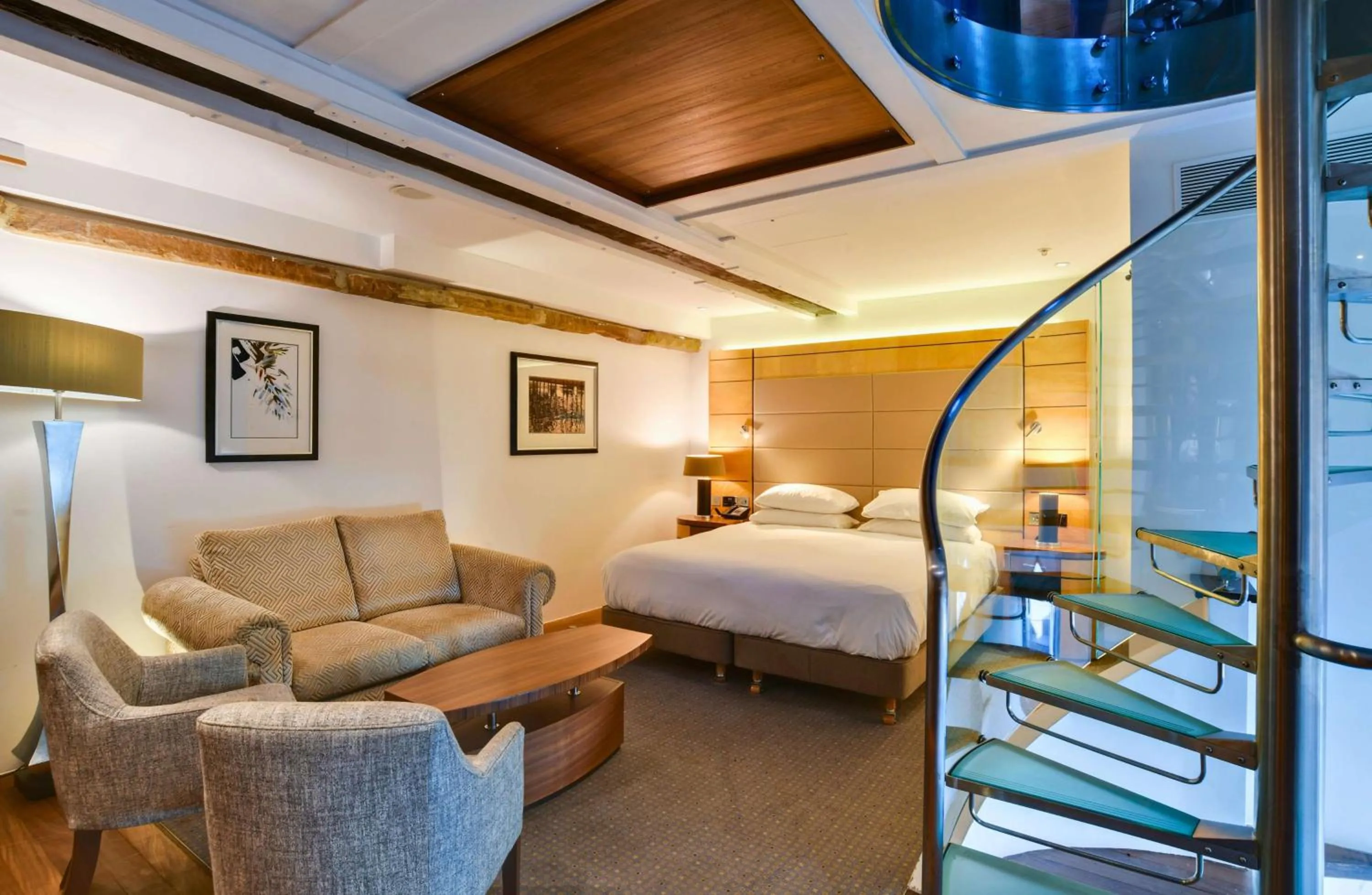 Living room, Bed in Hilton London Paddington