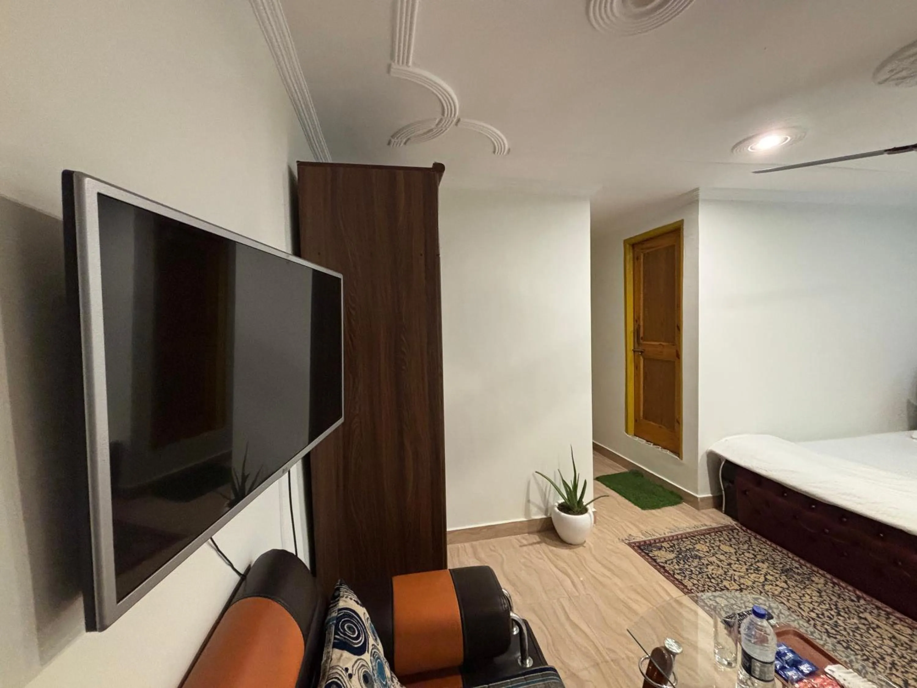 Communal lounge/ TV room, Bed in Hotel Crescent