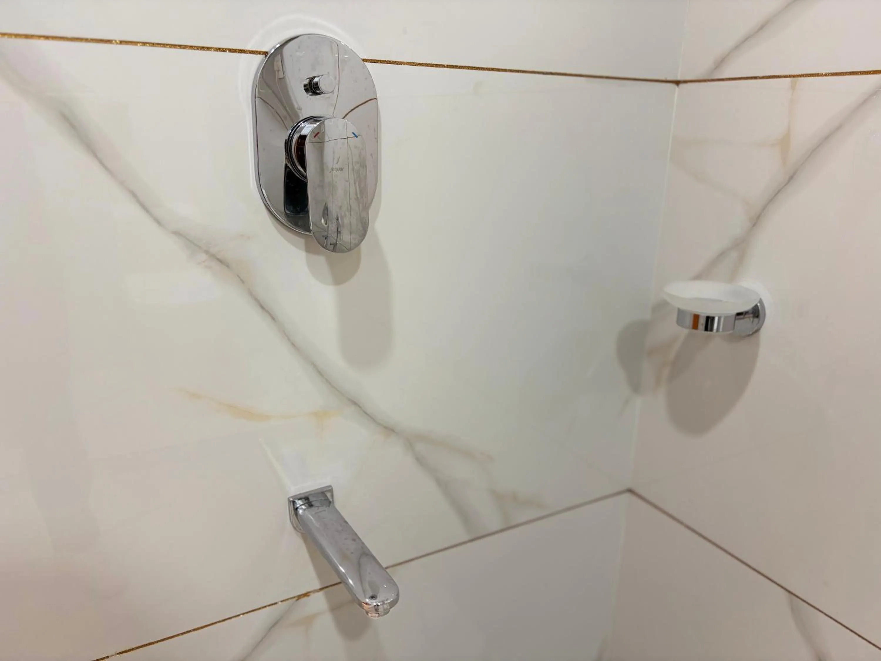 Shower in Hotel Crescent