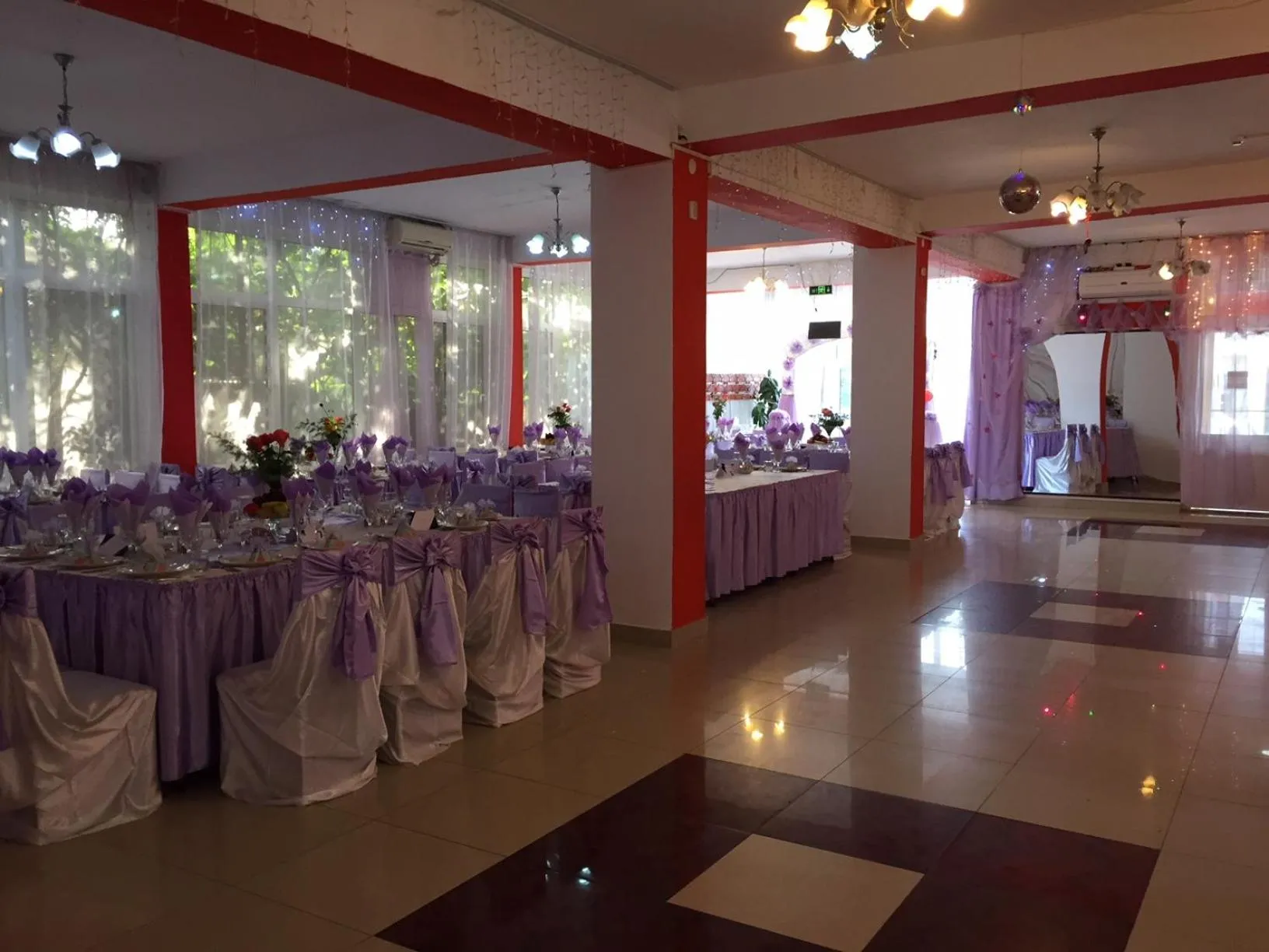 Restaurant/places to eat in Hotel Continental