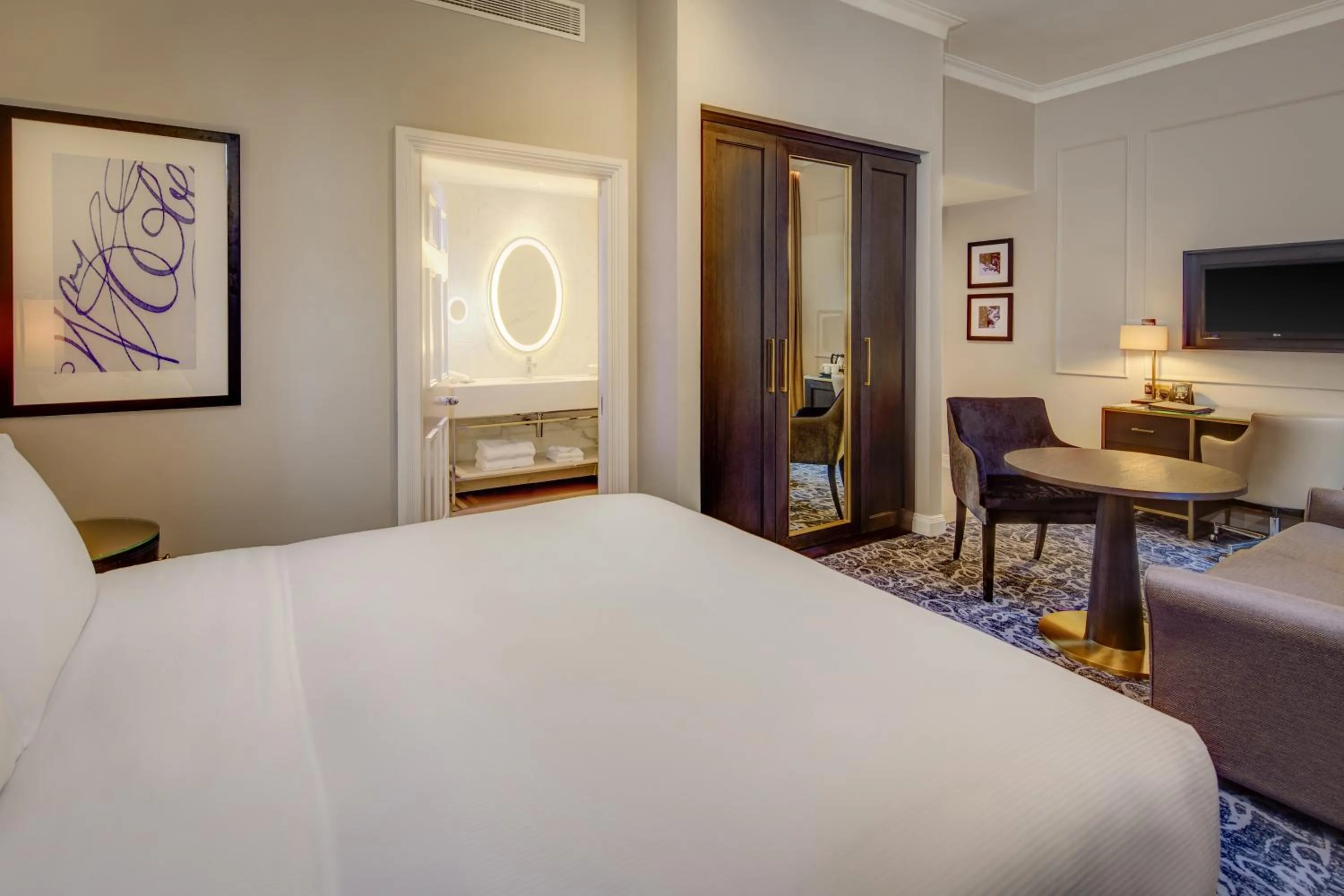 Bedroom, Bed in Hilton London Euston