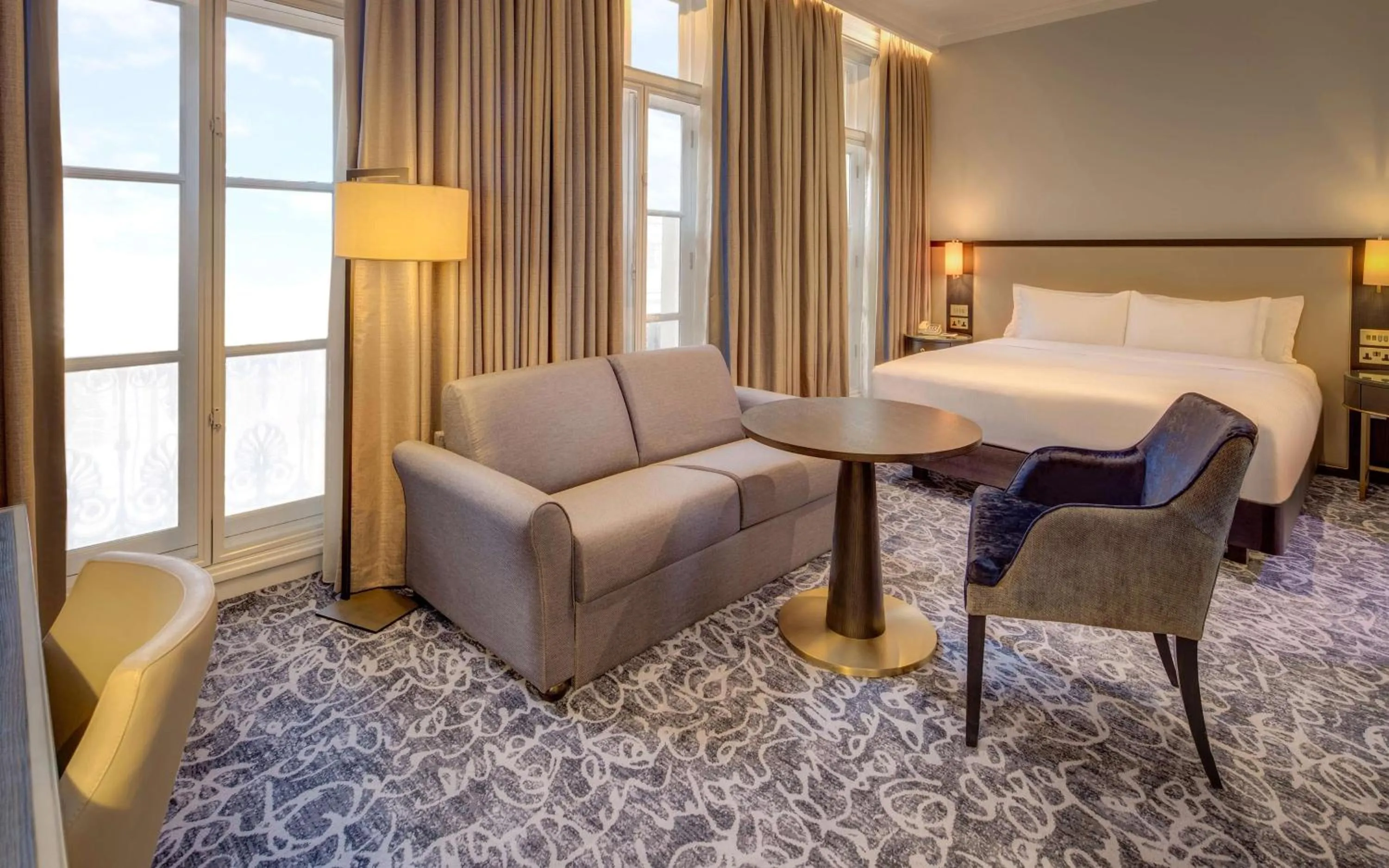 Living room, Bed in Hilton London Euston