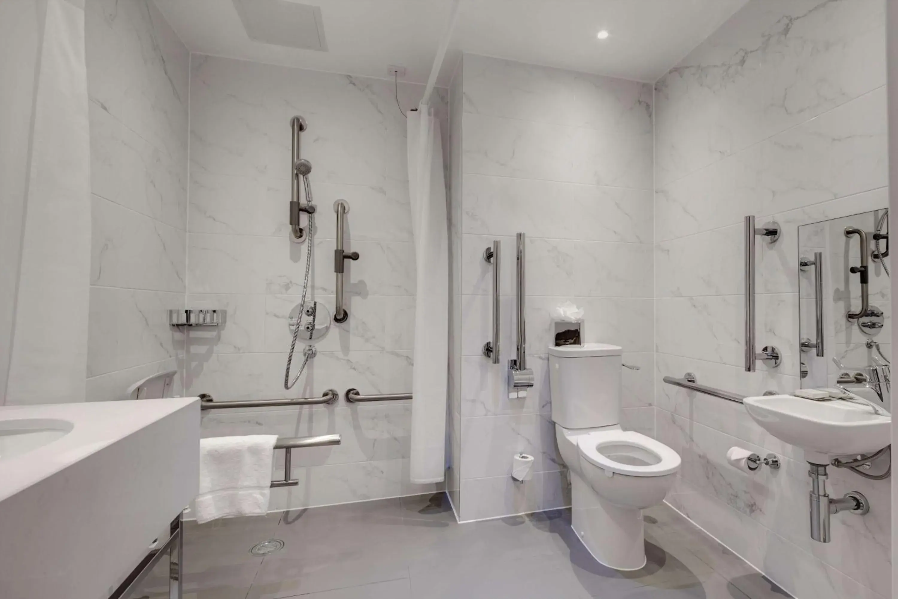 Bathroom in Hilton London Euston Bathroom in Hilton London Euston