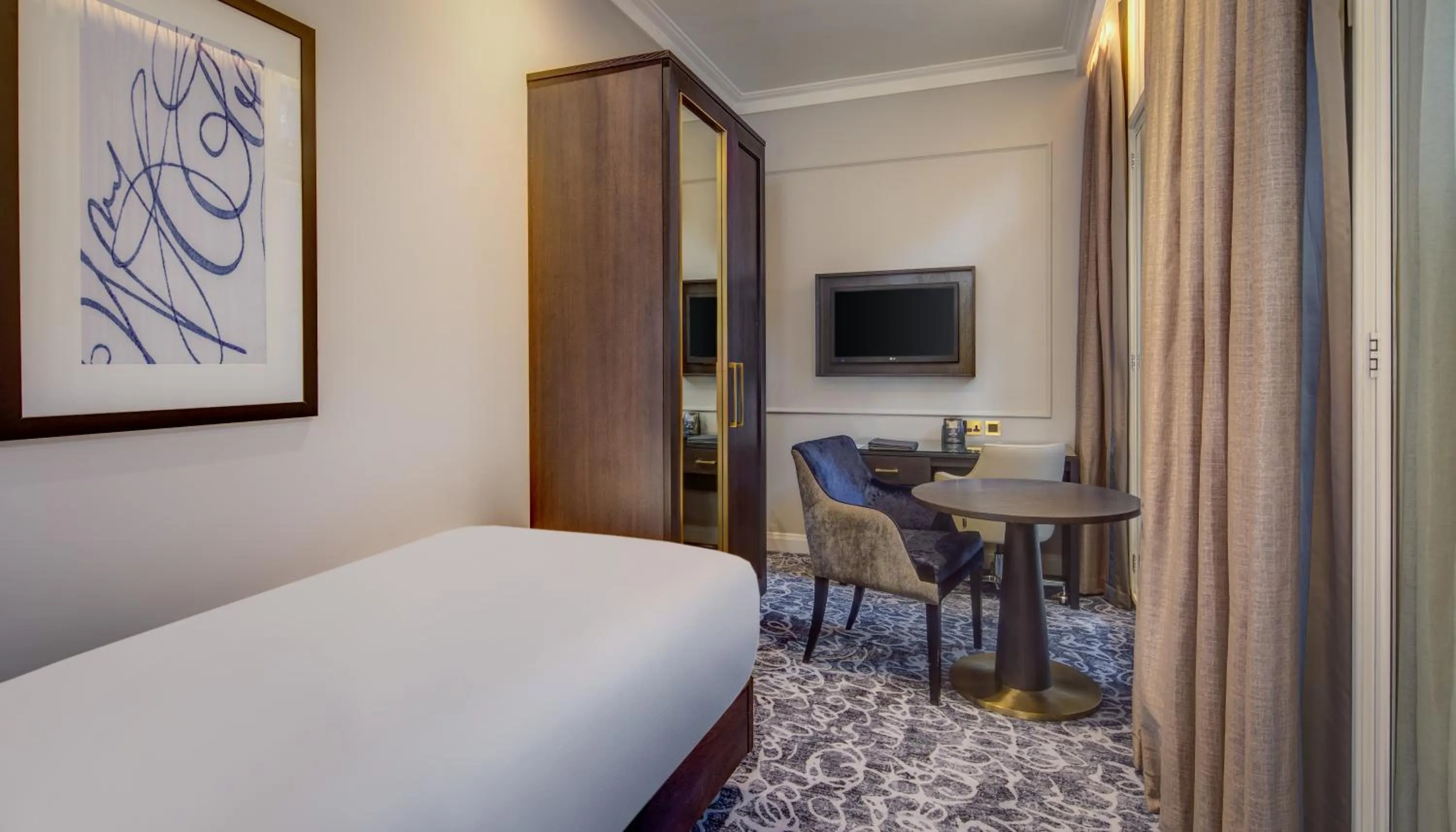 Bedroom, Bed in Hilton London Euston