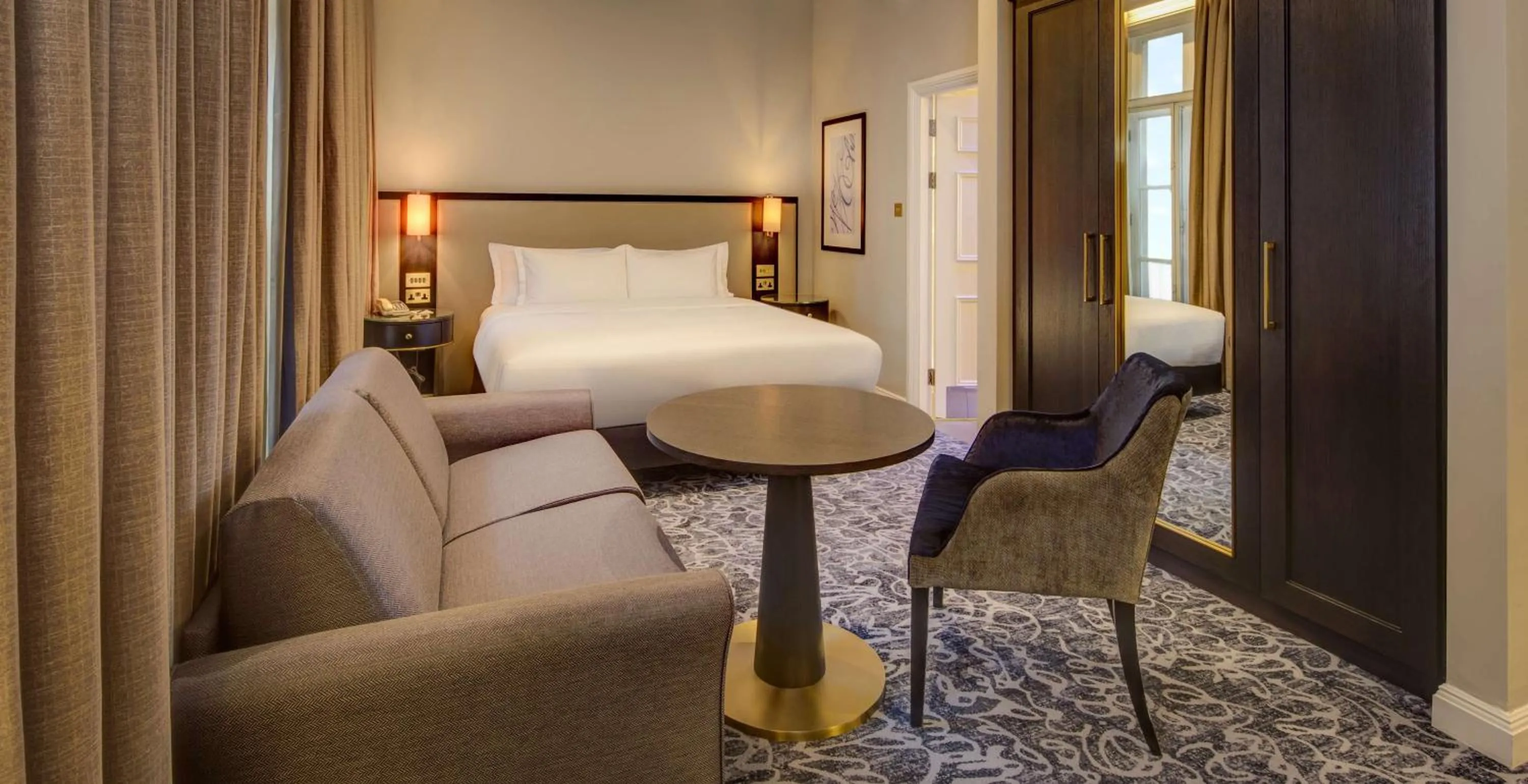 Living room, Bed in Hilton London Euston