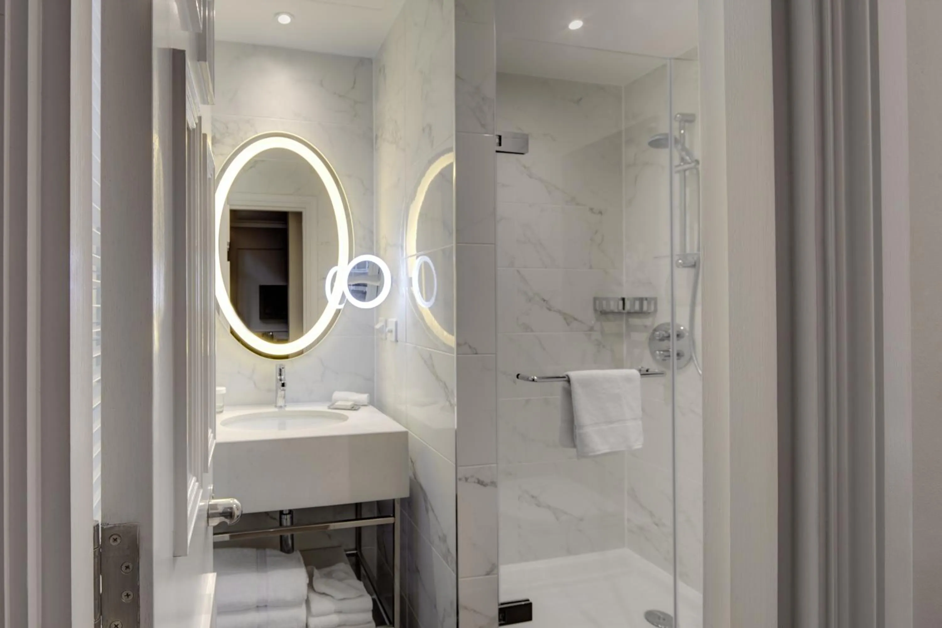 Bathroom in Hilton London Euston