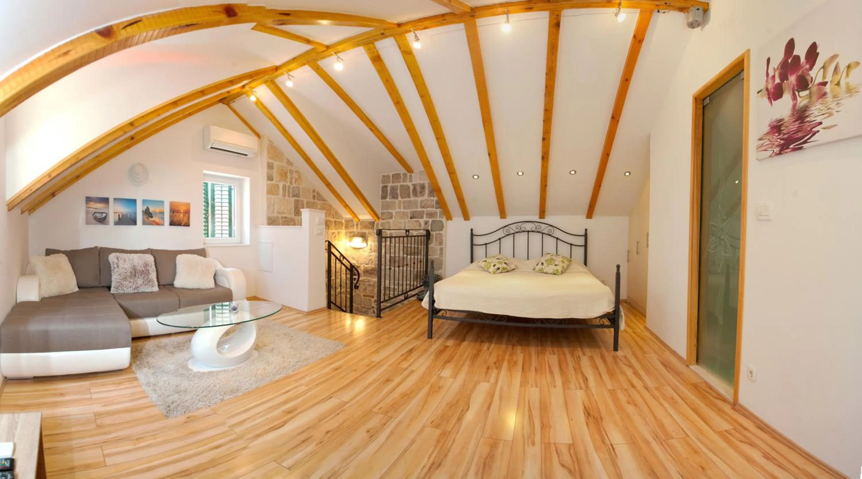 Photo of the whole room, Bed in House Sandra