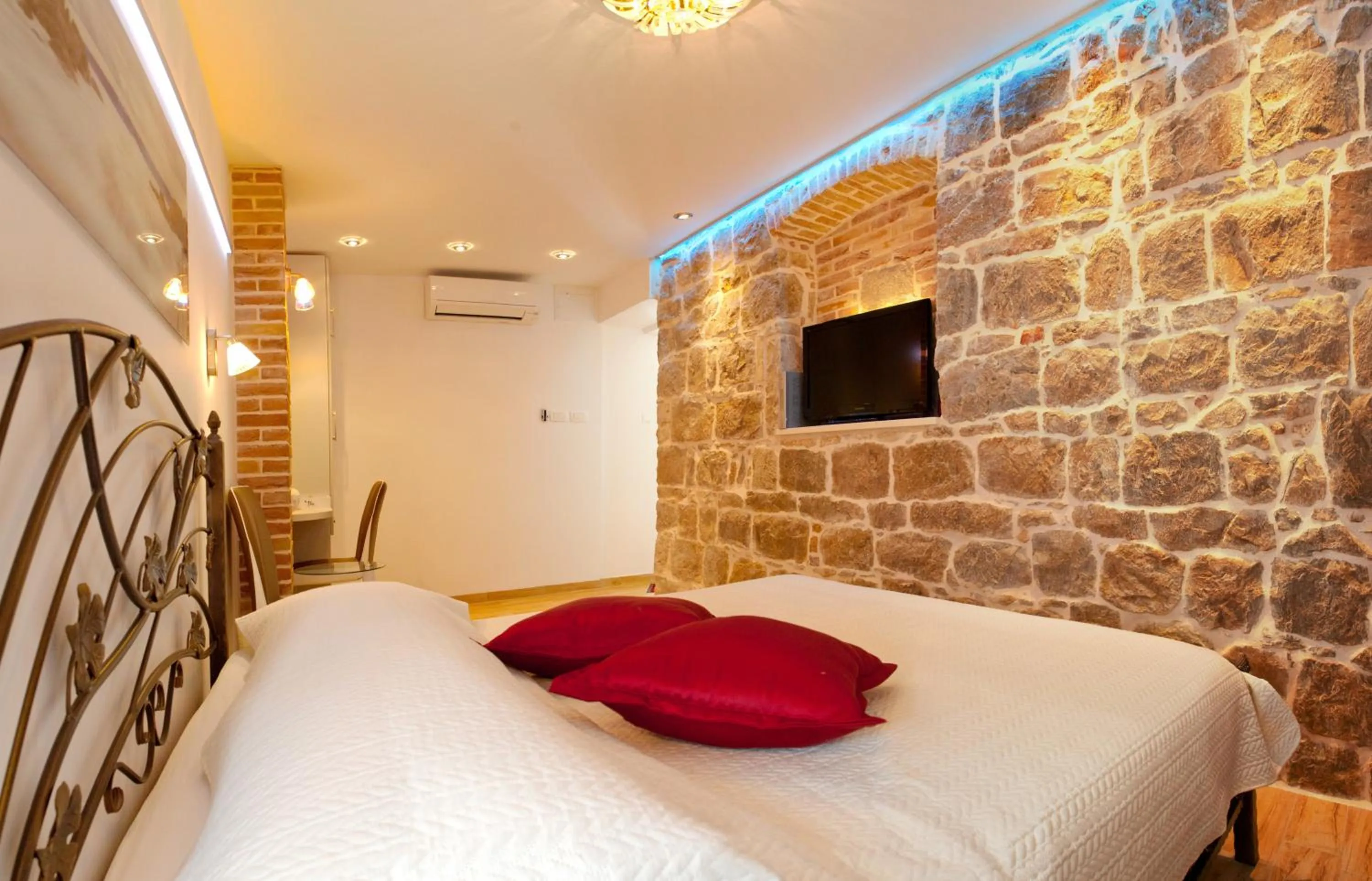 TV and multimedia, Bed in House Sandra