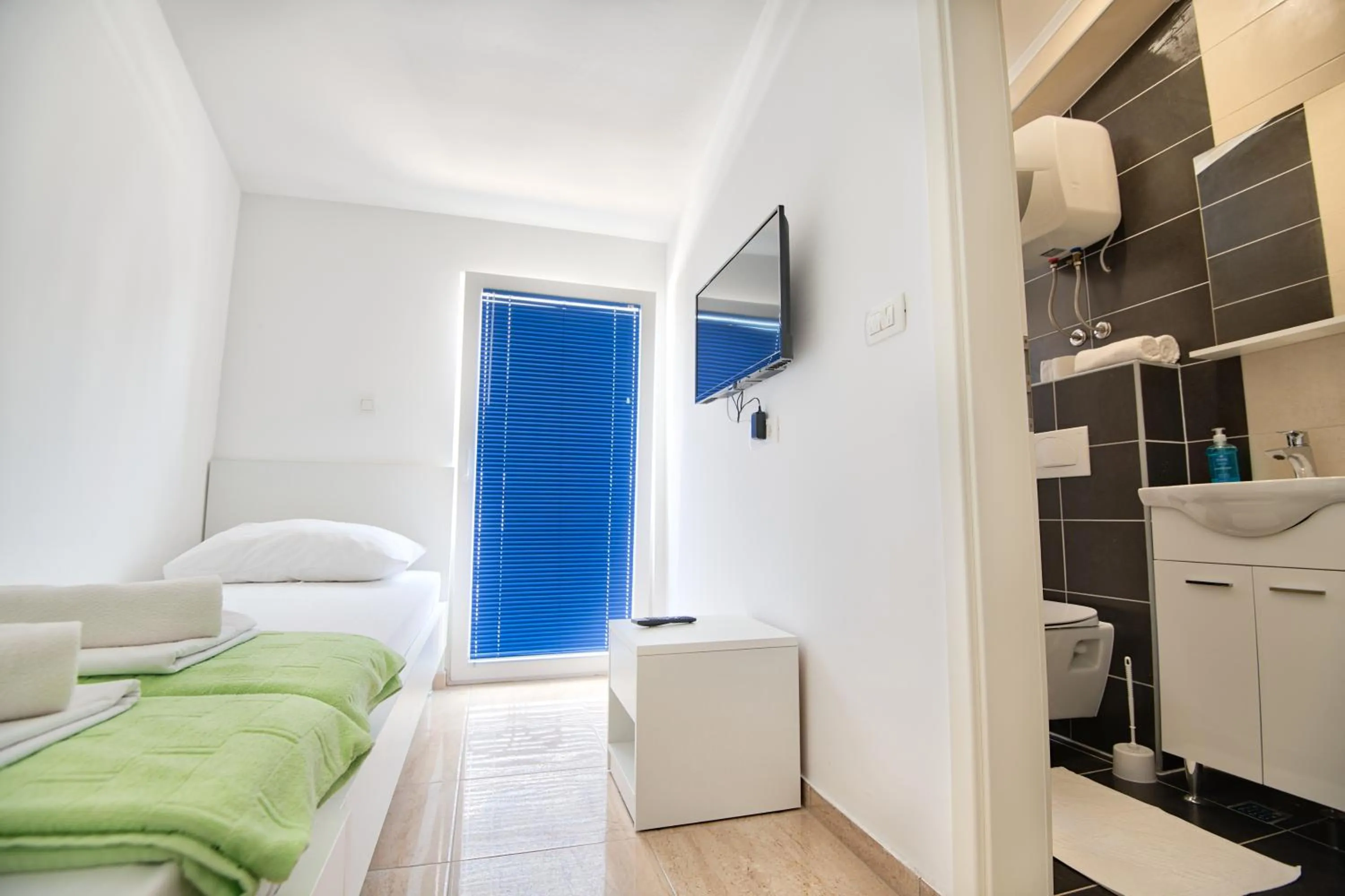 Bathroom, Bed in Villa Doris