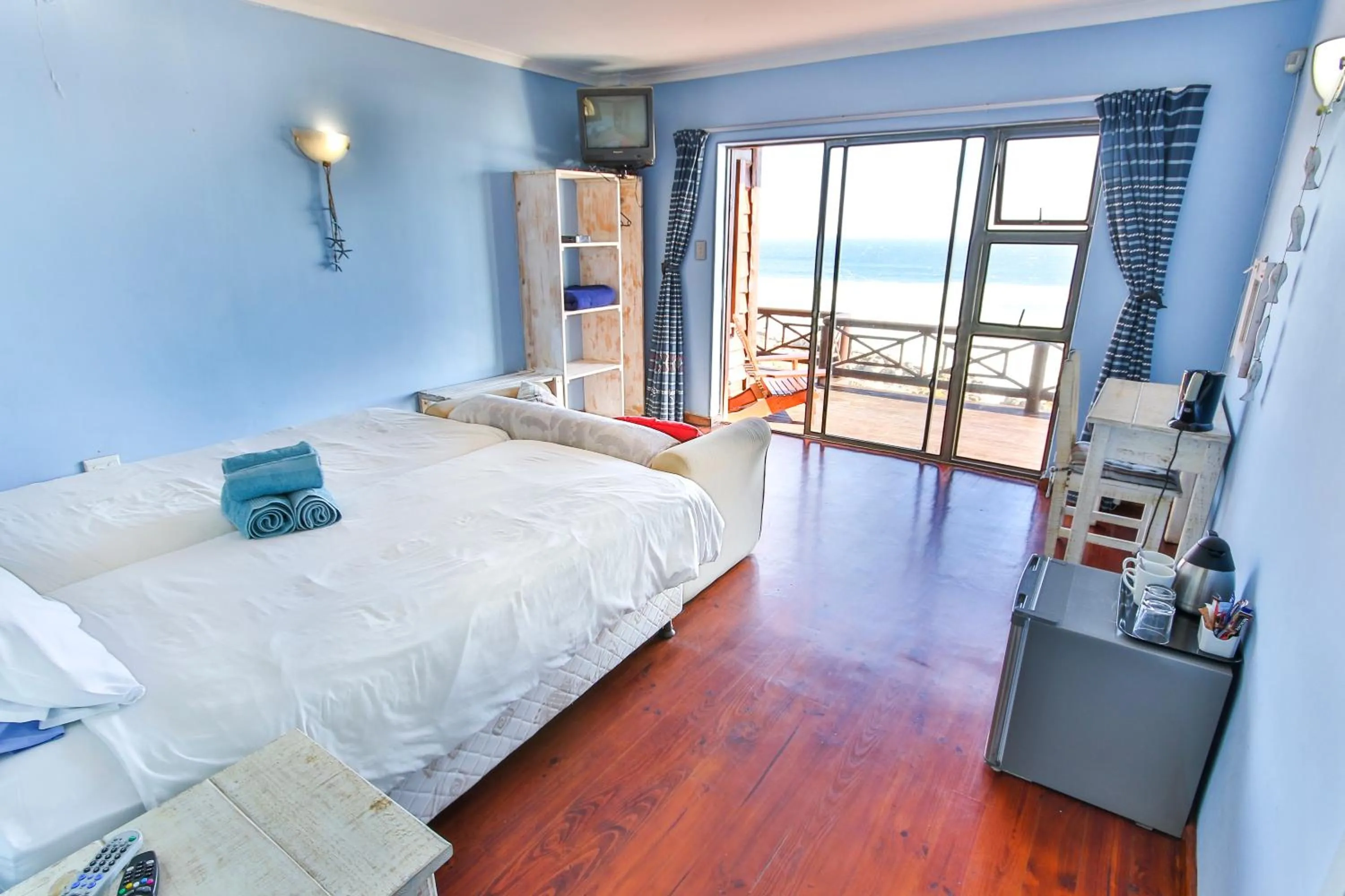 Bed in Oyster Bay Beach Lodge