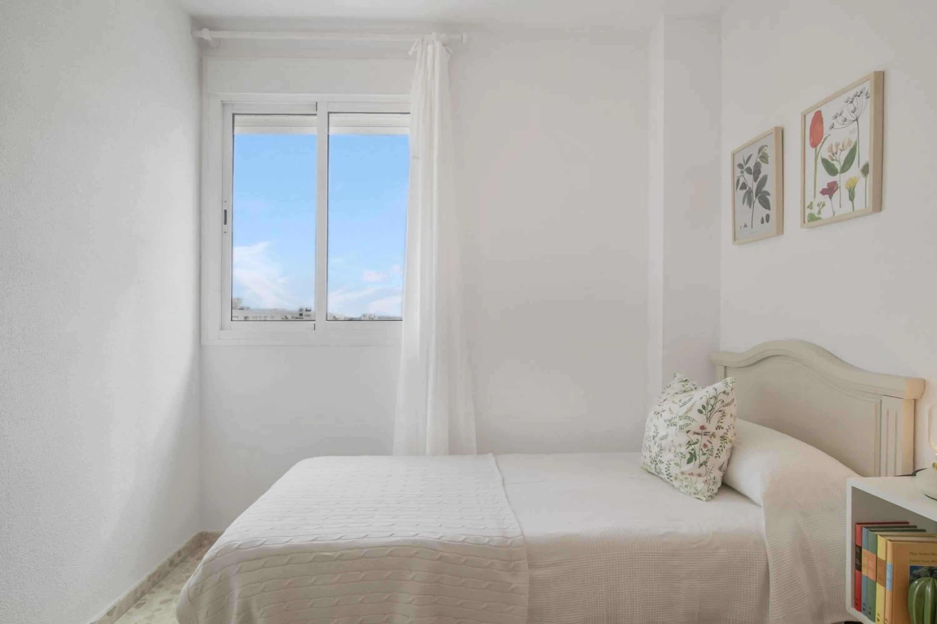 Living room, Bed in Piso amplio y luminoso en Conil