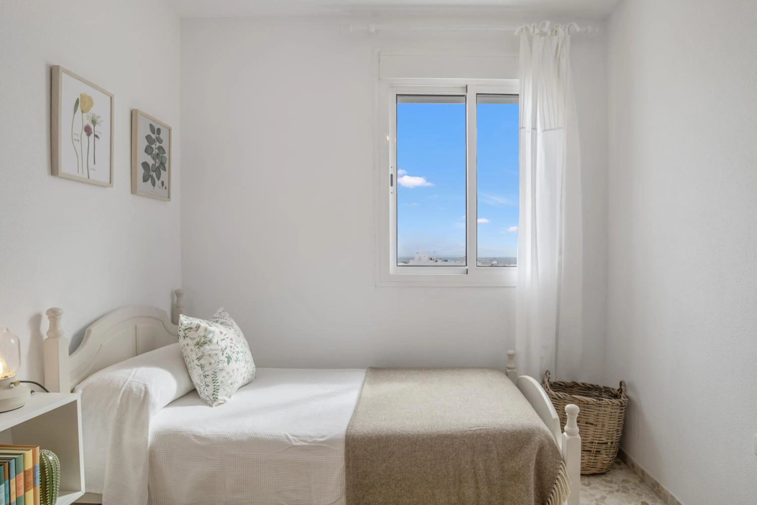 Living room, Bed in Piso amplio y luminoso en Conil