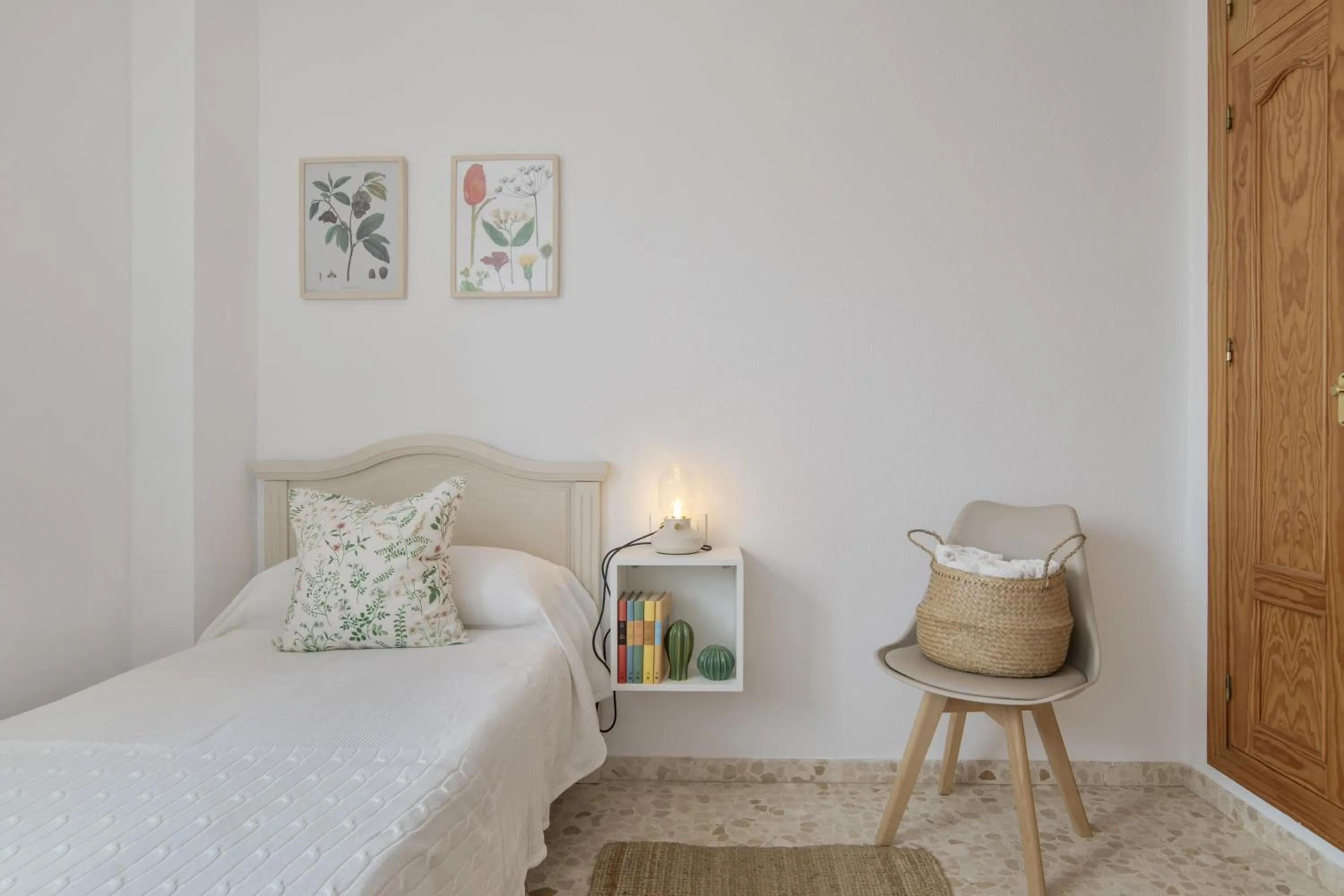 Living room, Bed in Piso amplio y luminoso en Conil