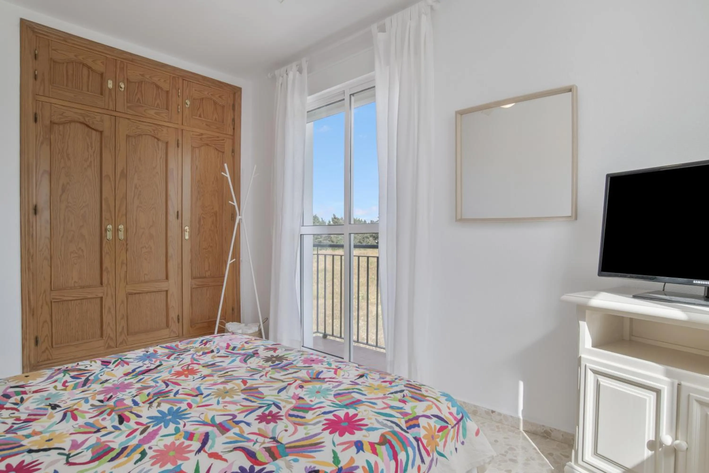 Living room, Bed in Piso amplio y luminoso en Conil