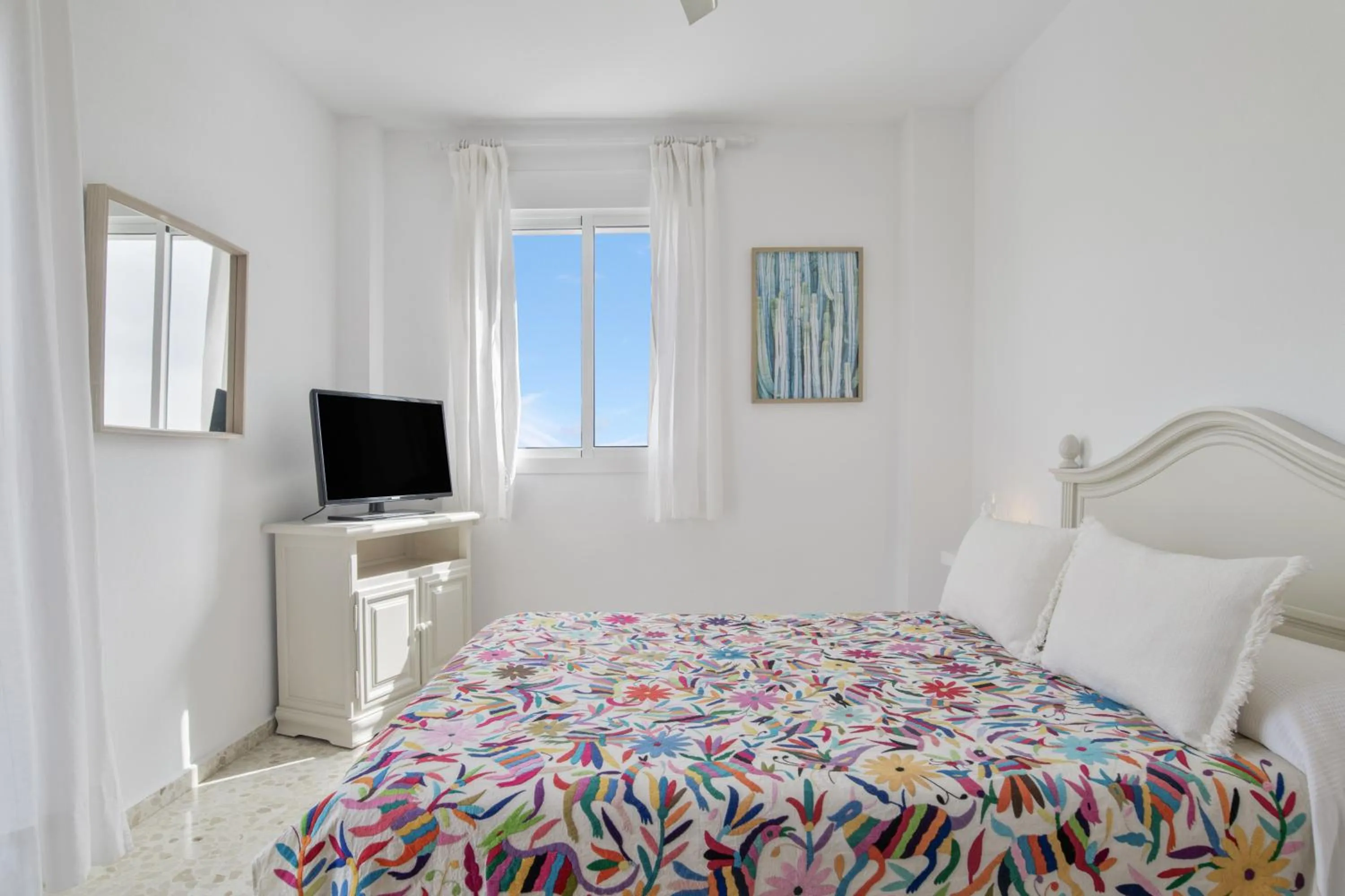 Living room, Bed in Piso amplio y luminoso en Conil