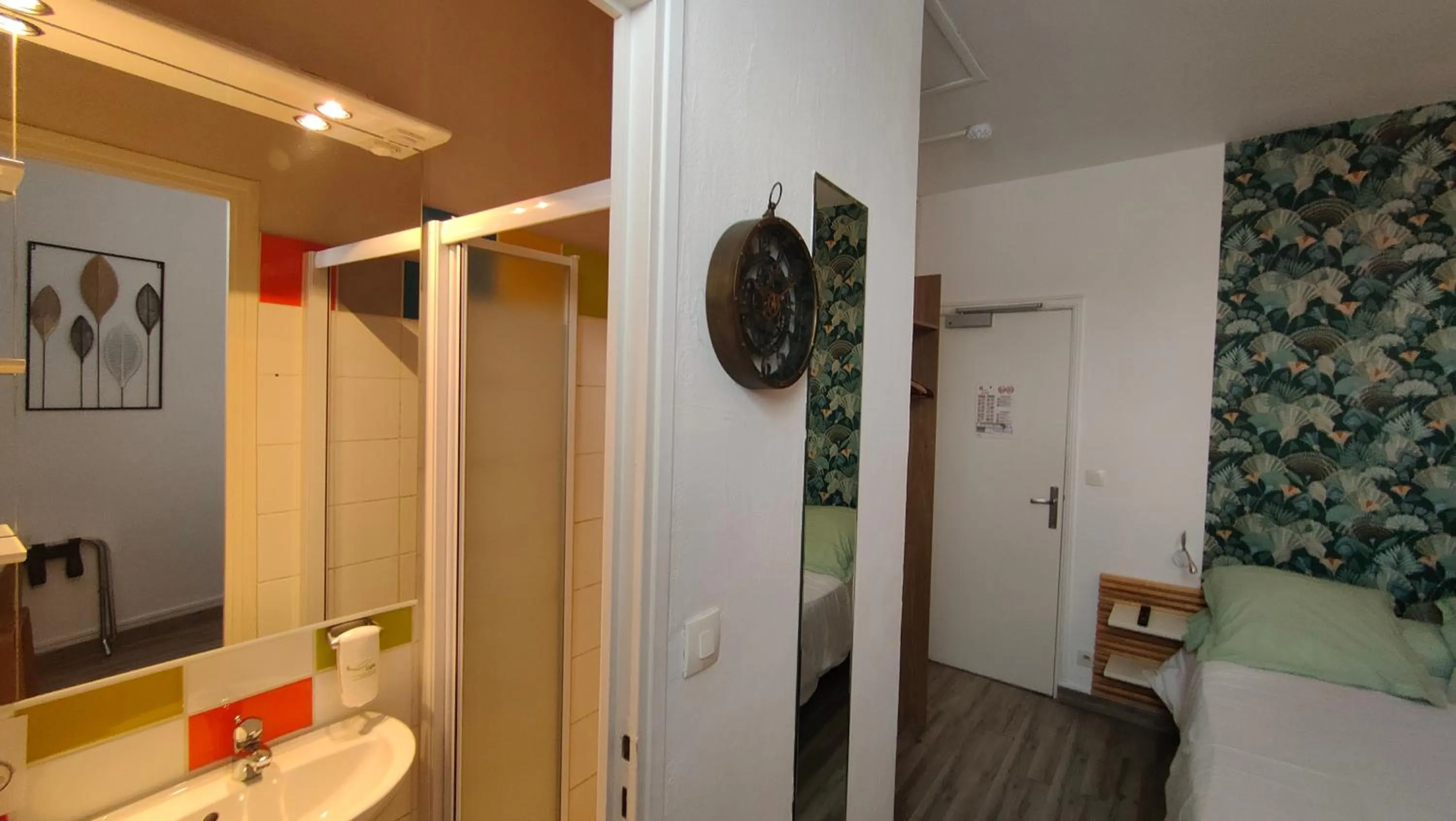 Shower in Hôtel Saint Jean