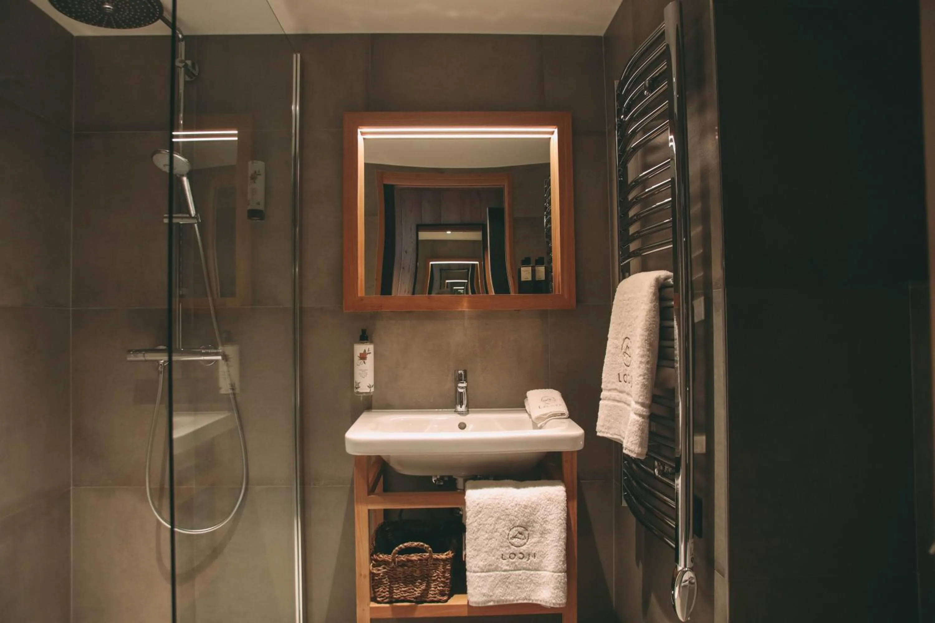 Shower in Lodji Hotel & spa