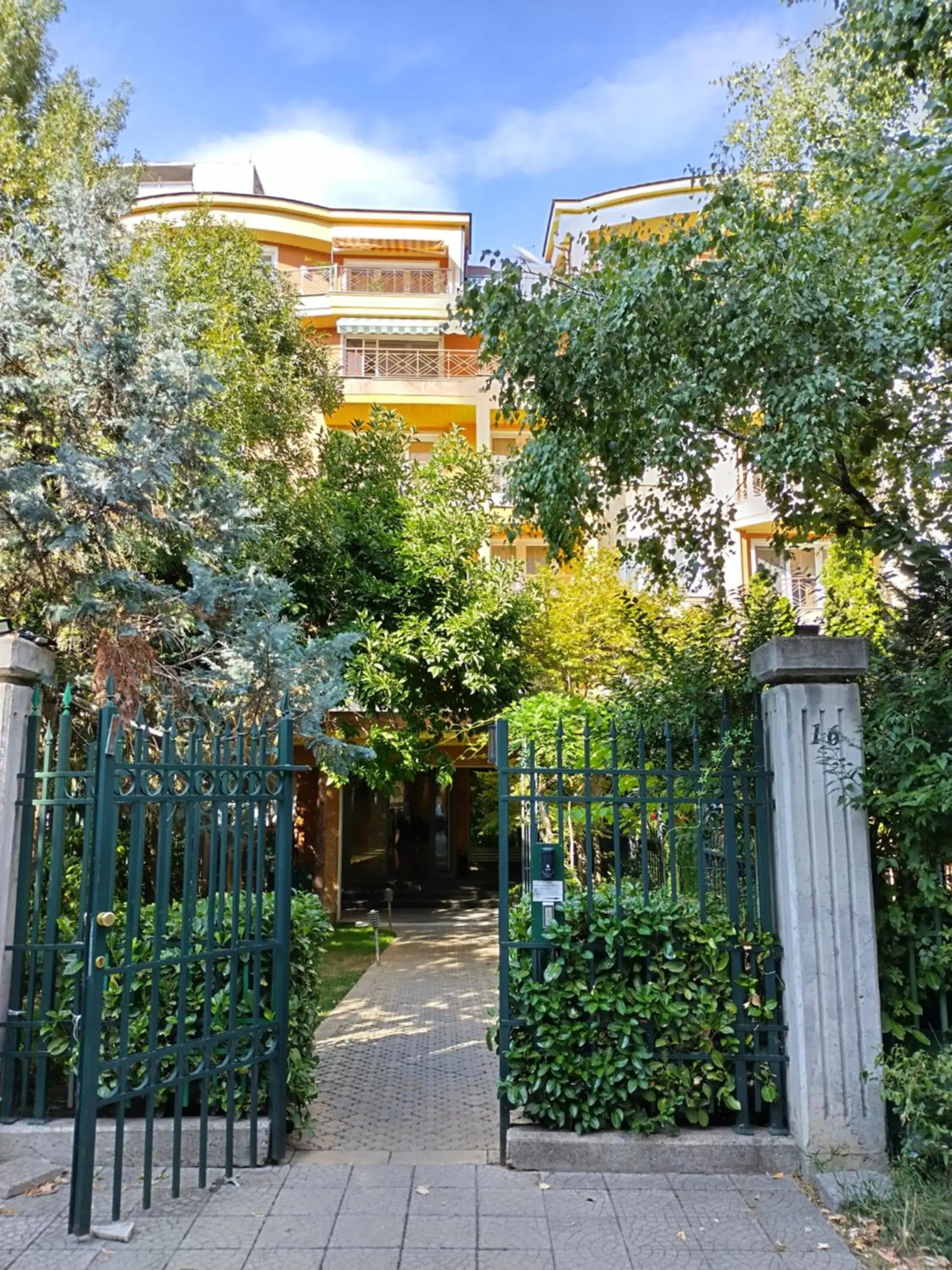 Facade/entrance in Aparthouse Borovo near Bulgaria Mall, free street parking Facade/entrance in Aparthouse Borovo near Bulgaria Mall, free street parking