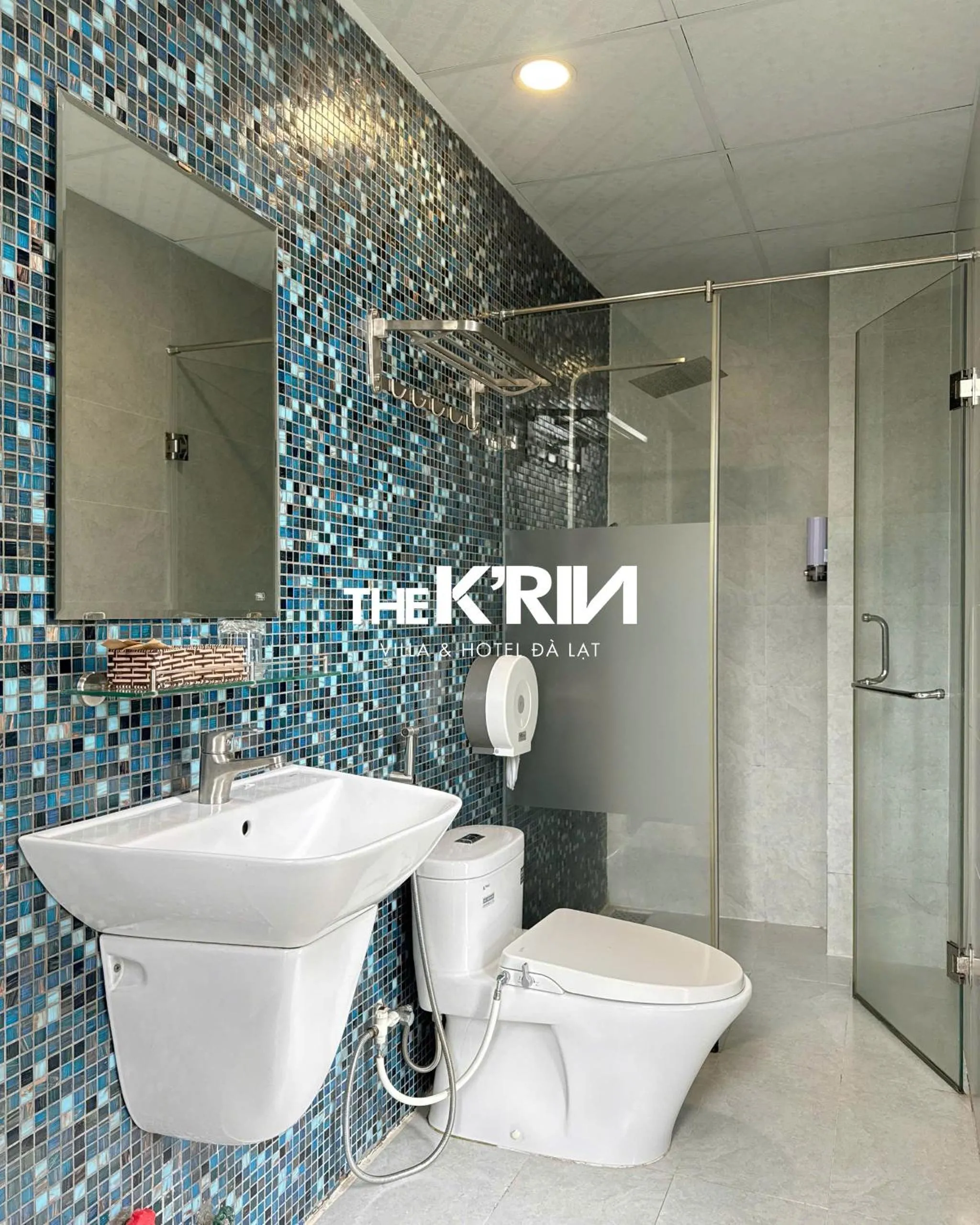 Shower in TTR Rin Villa & Hotel
