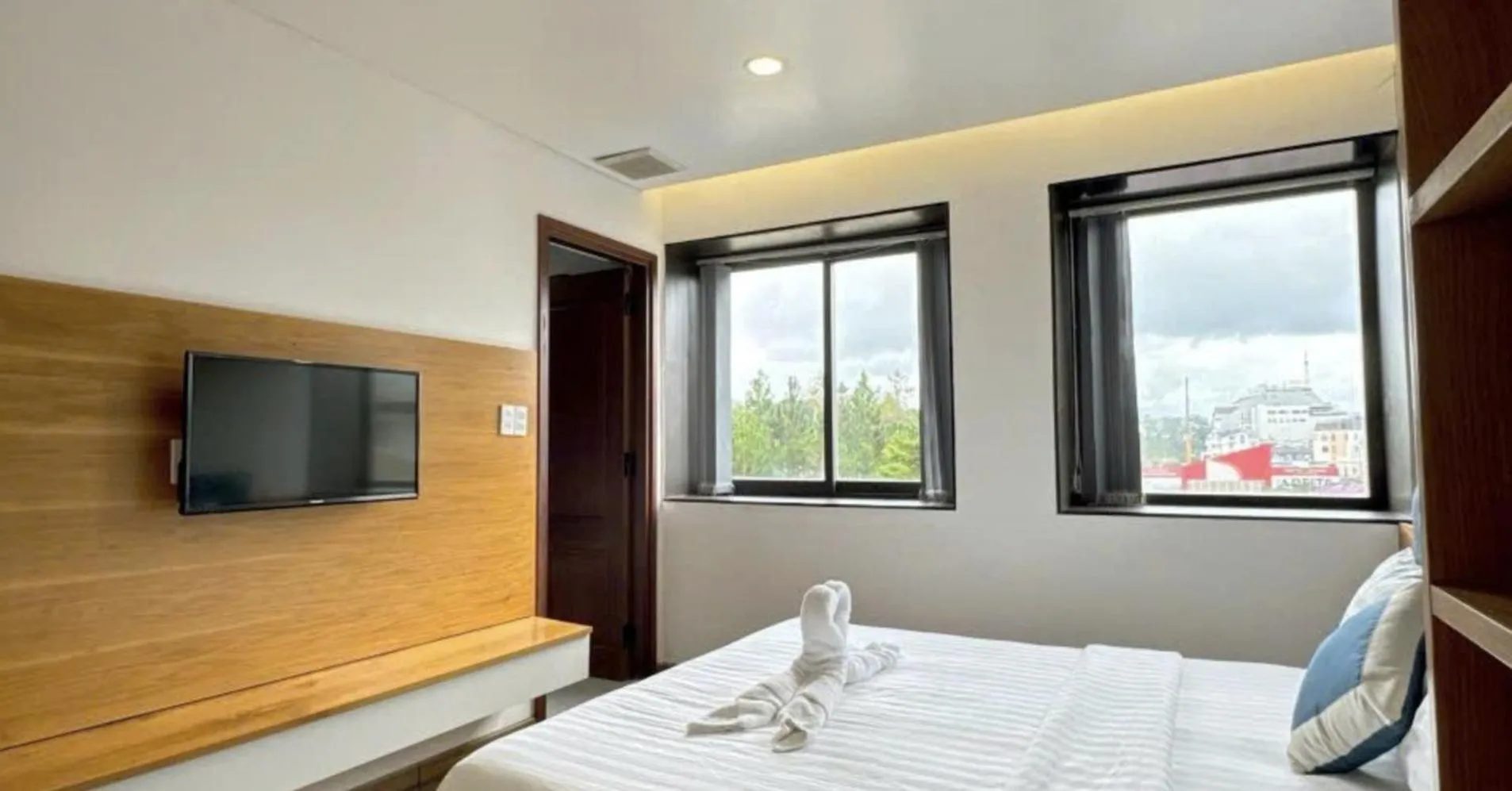 Bed in TTR Rin Villa & Hotel