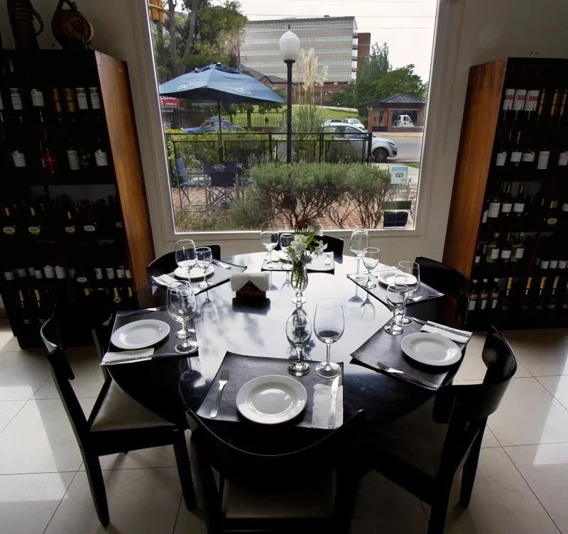Restaurant/places to eat in Pro Hotel