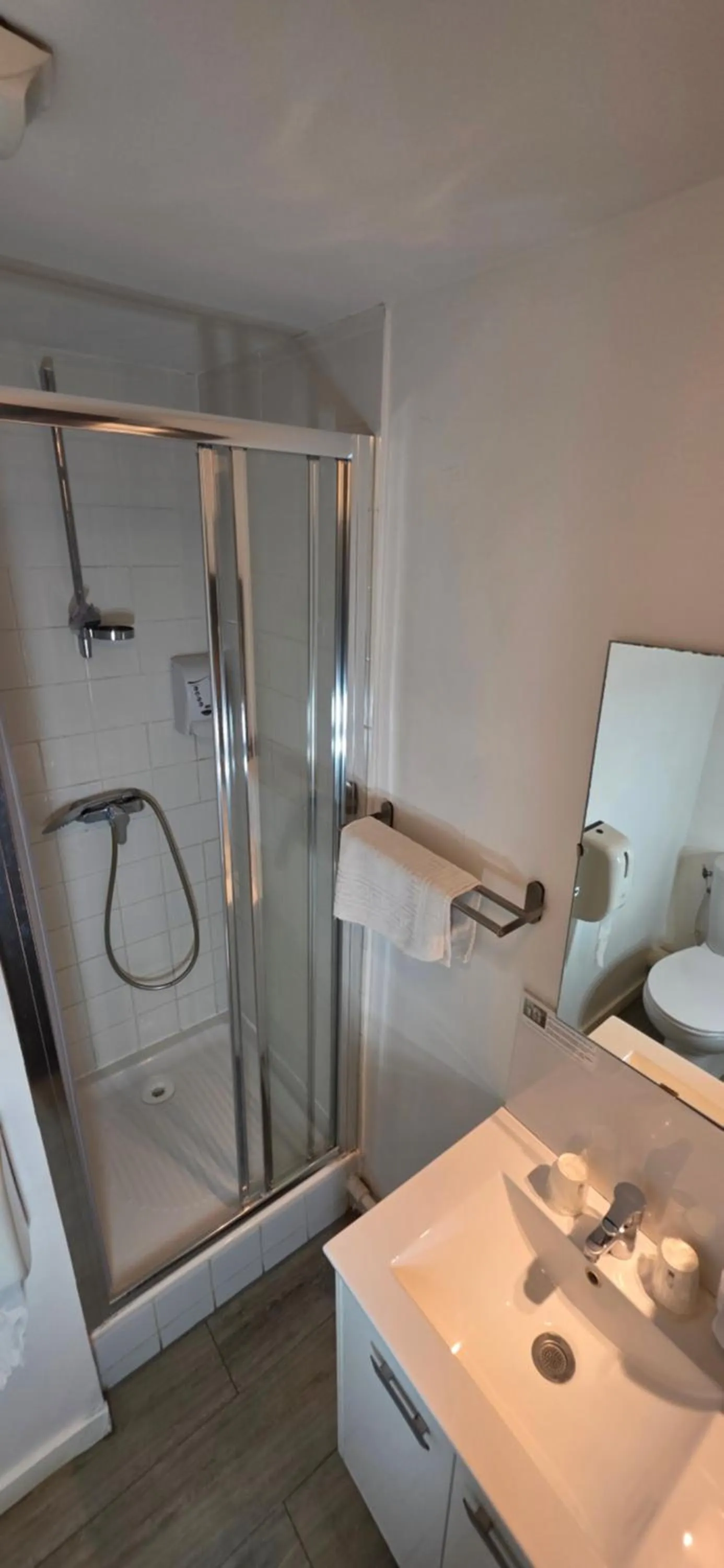 Shower in Hôtel Au Valéry