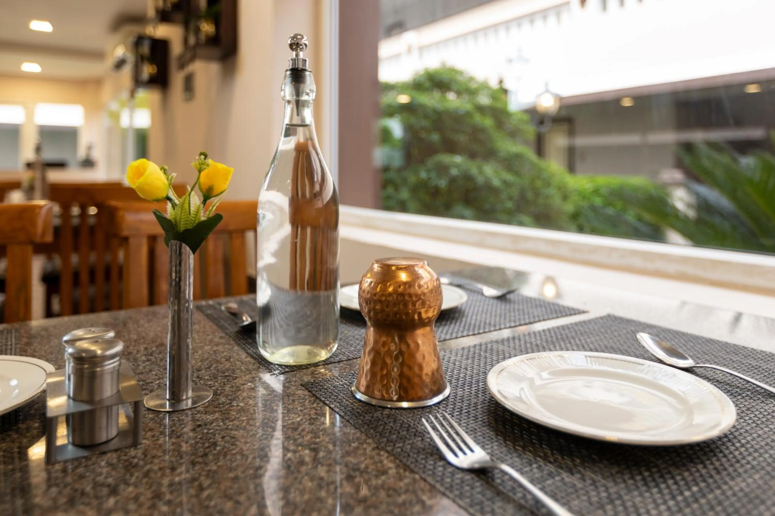 Restaurant/places to eat in Athena Hotel