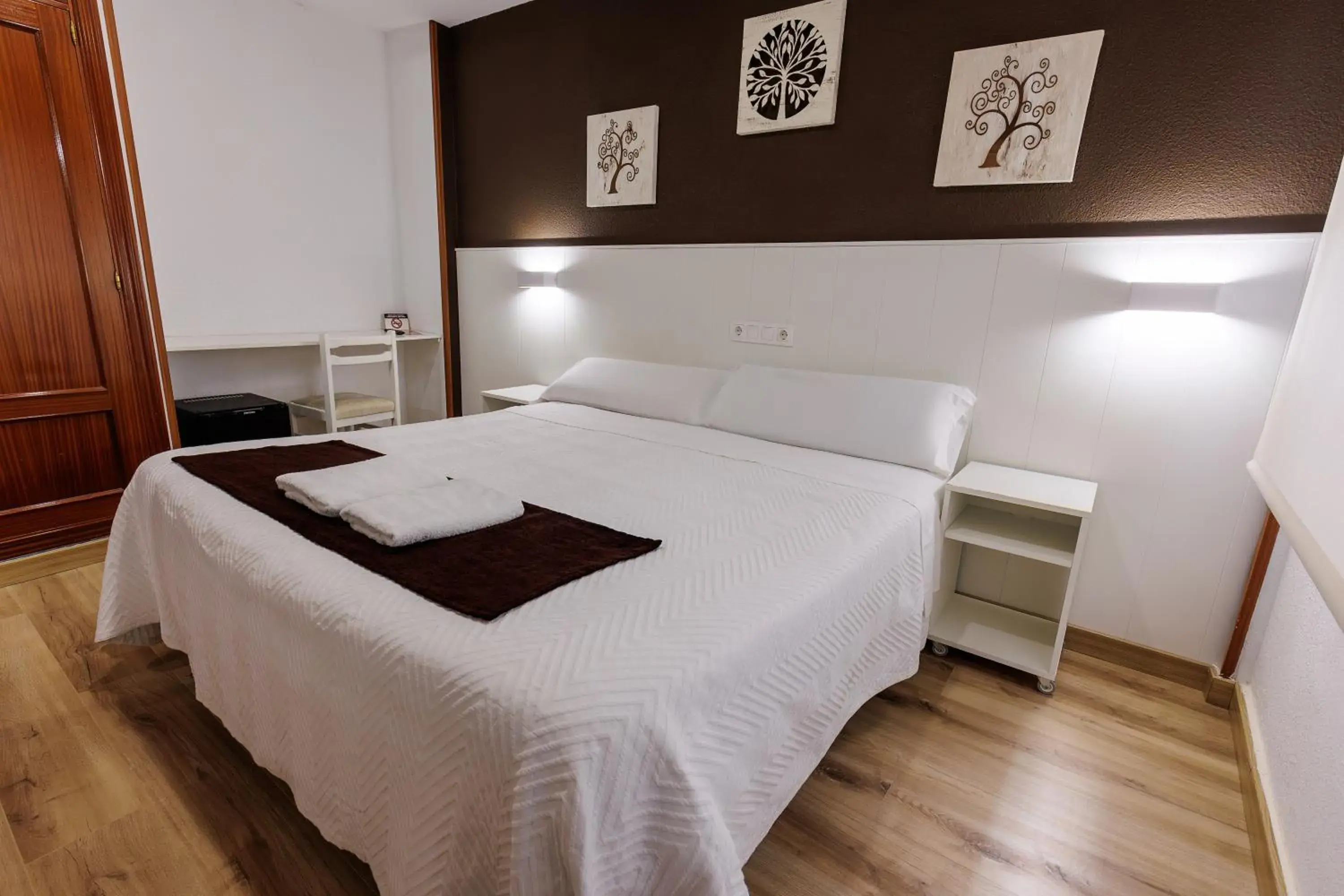 Twin Room in Hostal Gran Vía Twin Room in Hostal Gran Vía