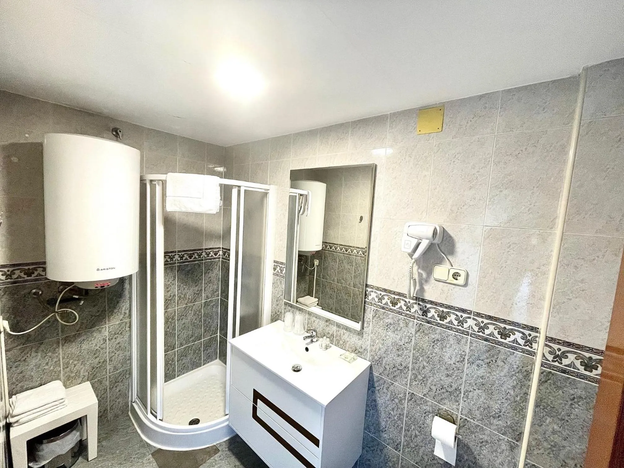 Shower in Hostal Gran Vía