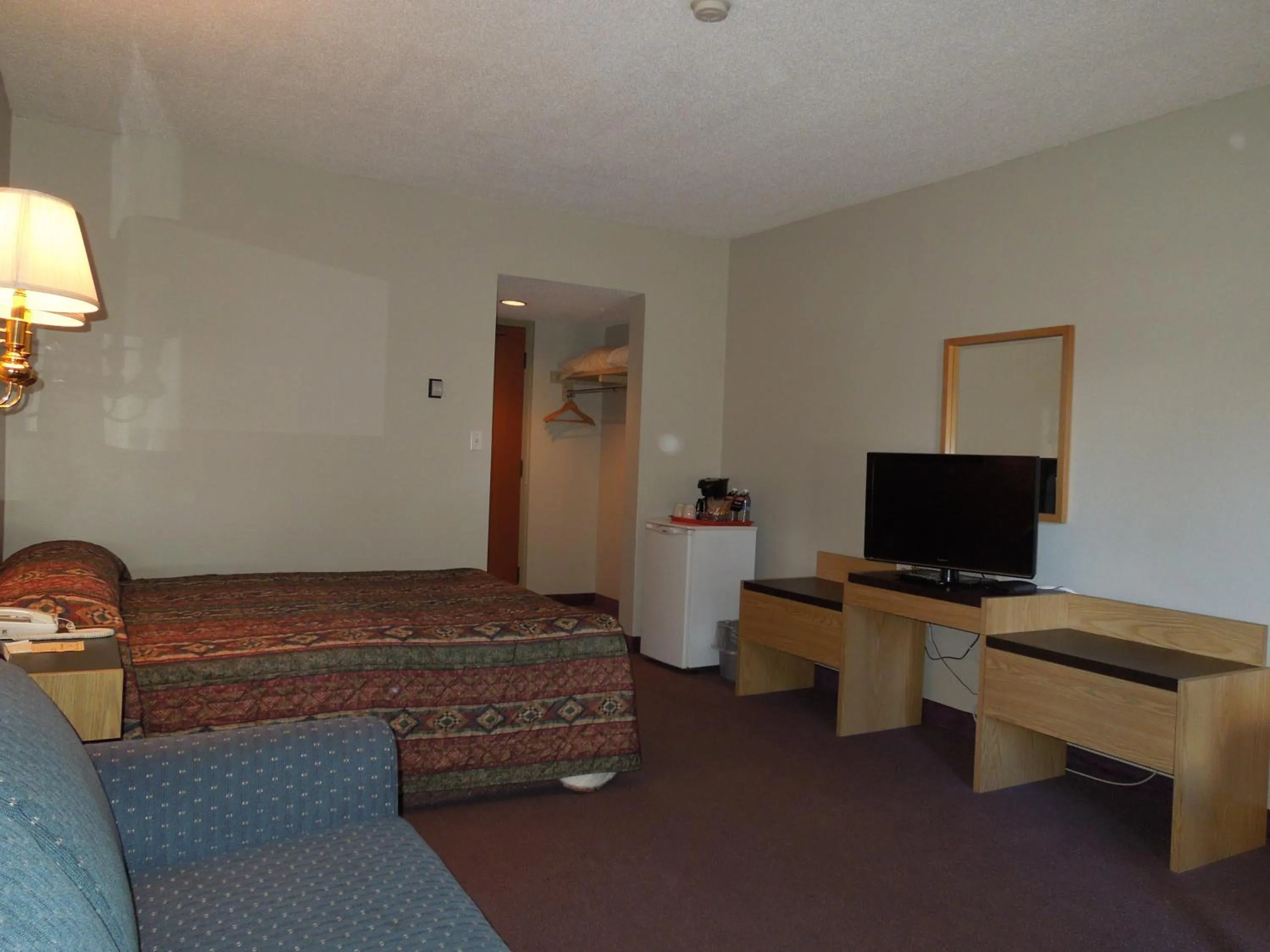 Photo of the whole room in Walking Eagle Inn & Lodge